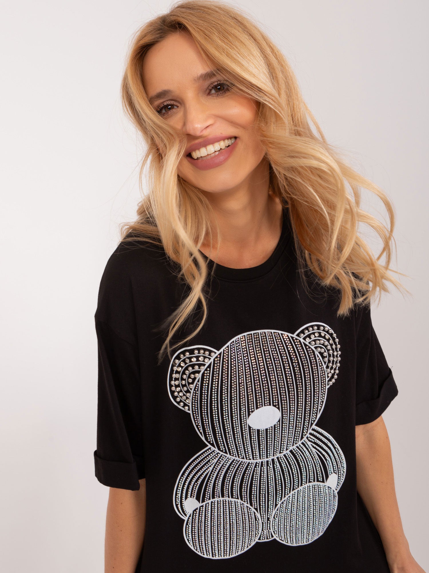 Czarny t-shirt oversize z aplikacją misia