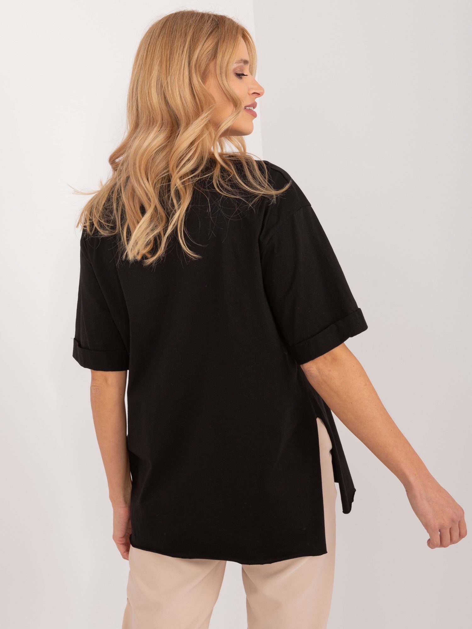 Czarny t-shirt oversize z aplikacją misia