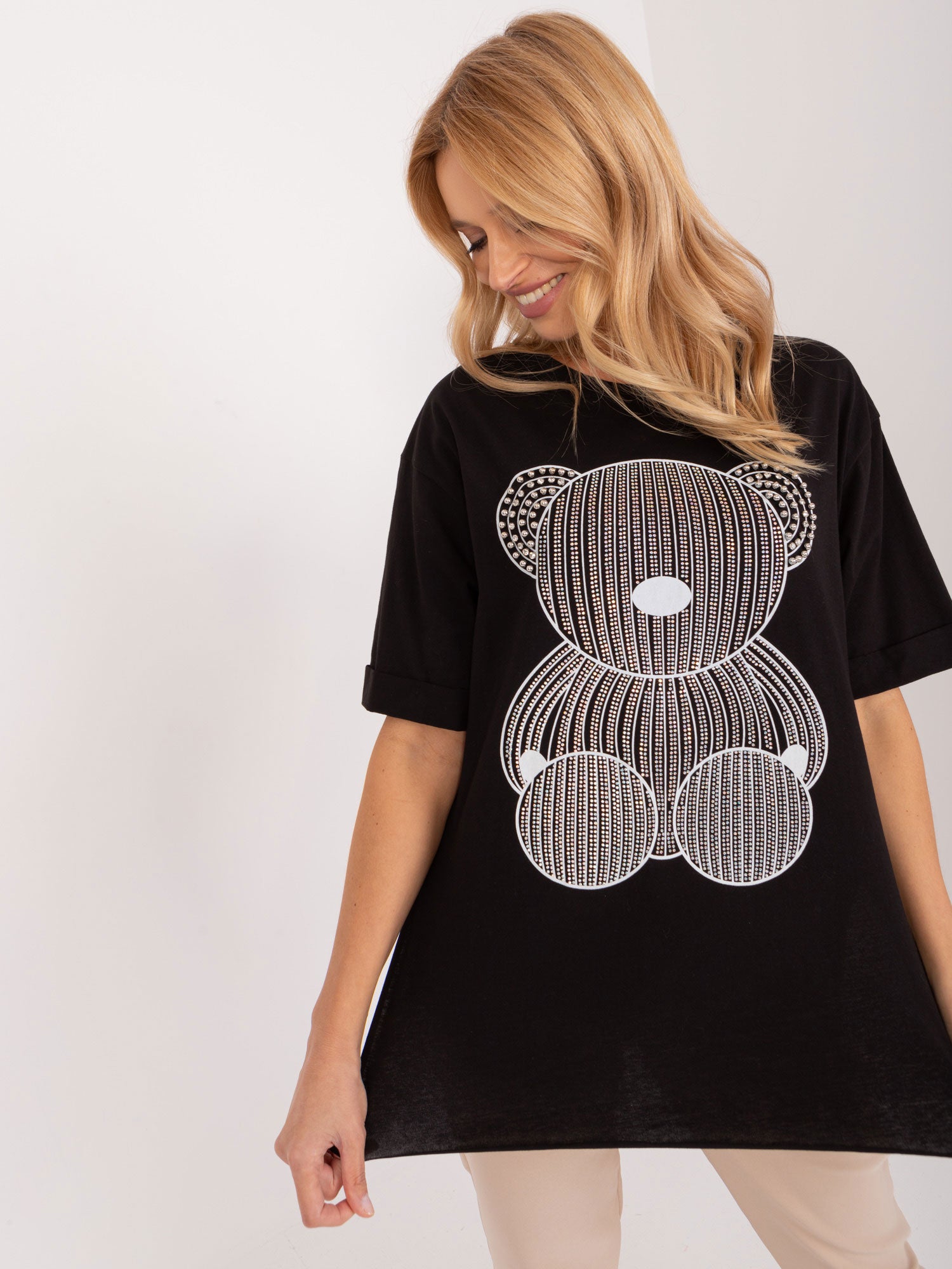 Czarny t-shirt oversize z aplikacją misia