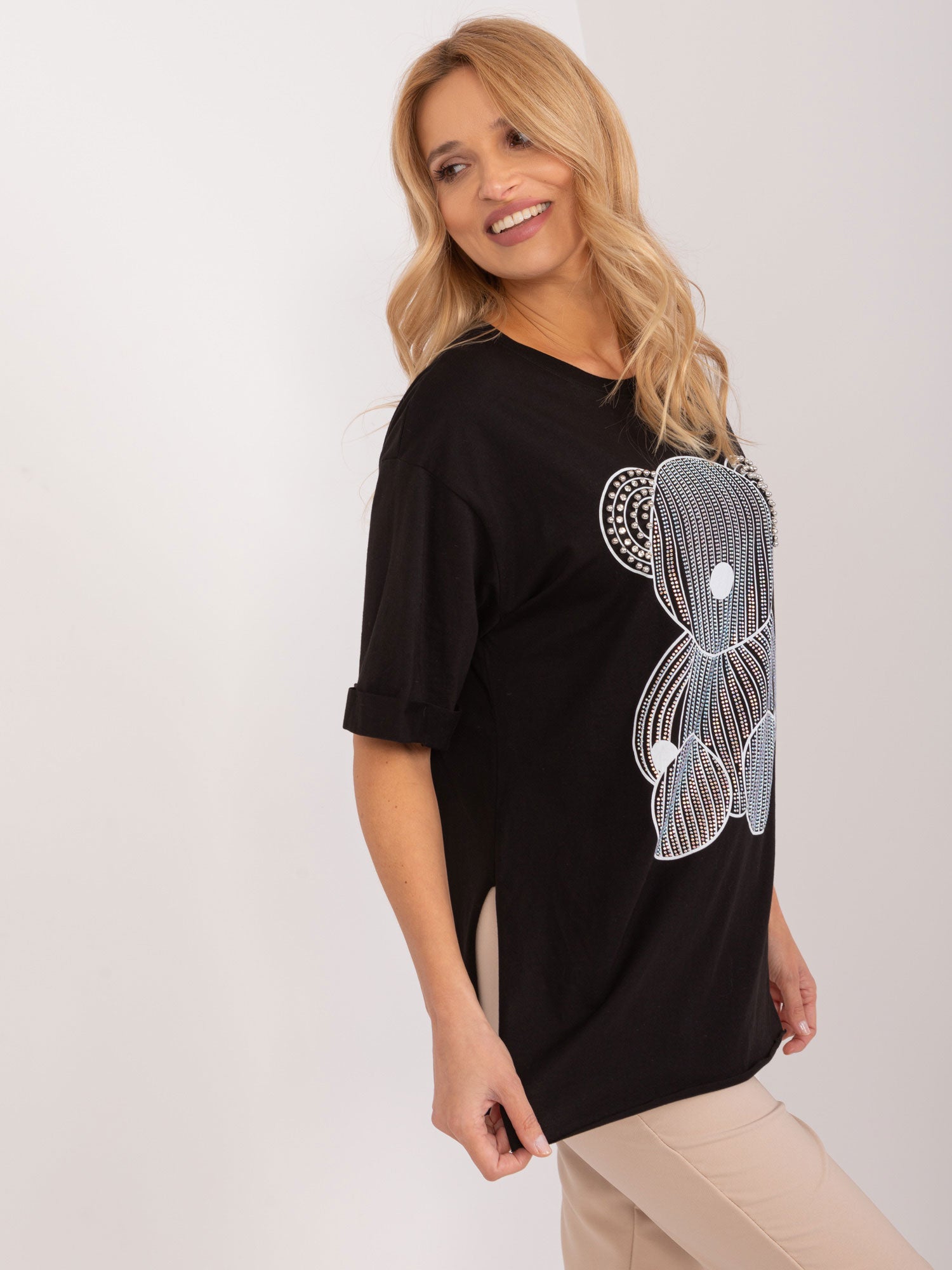 Czarny t-shirt oversize z aplikacją misia