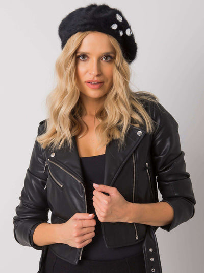 Czarny beret z aplikacją