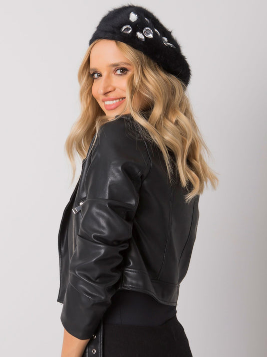 Czarny beret z aplikacją