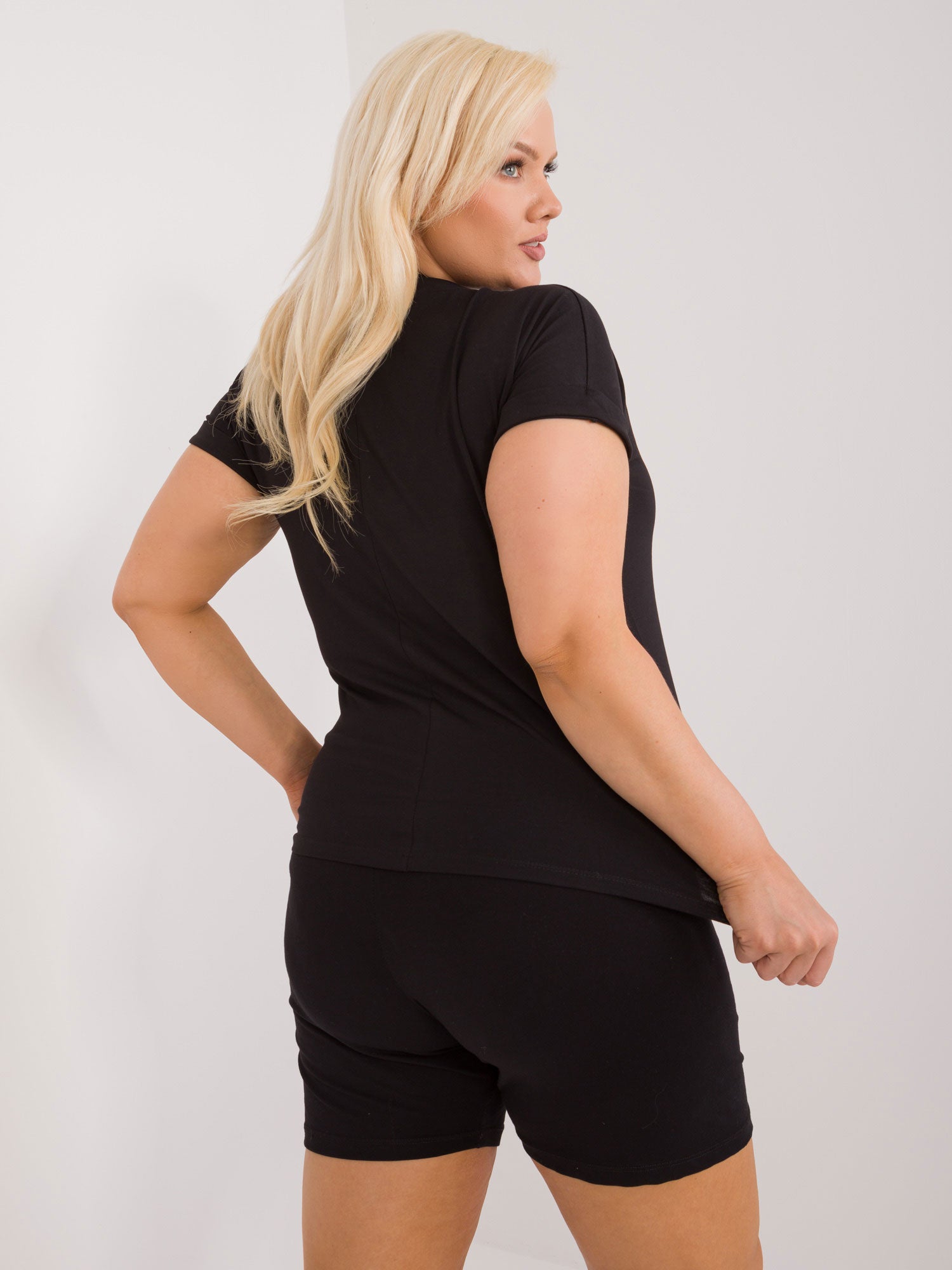 Czarny t-shirt plus size z okrągłym dekoltem