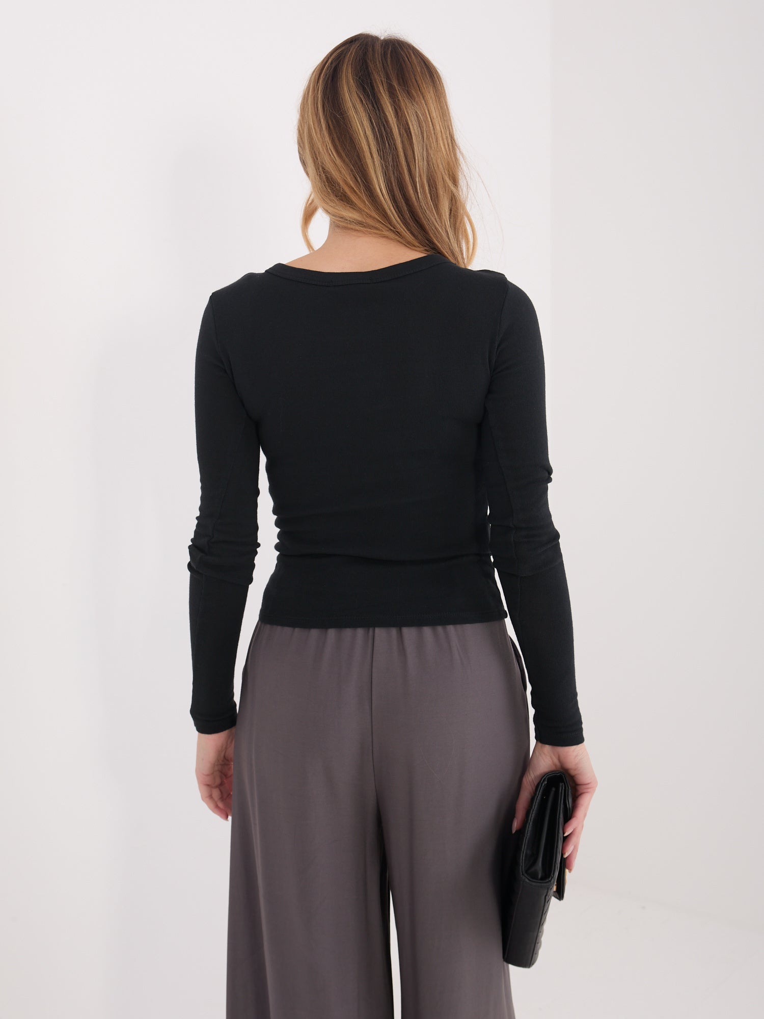 Czarny dopasowany longsleeve z bawełny