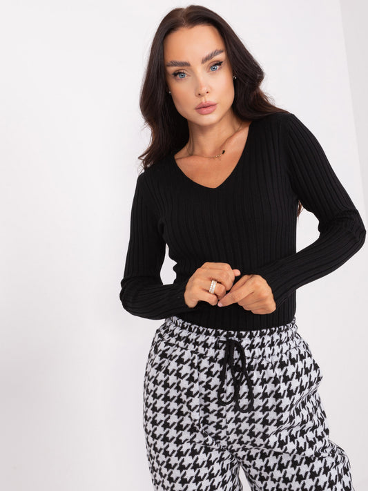 Czarny damski sweter z dzianiny
