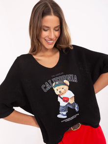 Czarny sweter oversize o kroju nietoperza