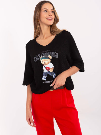 Czarny sweter oversize o kroju nietoperza