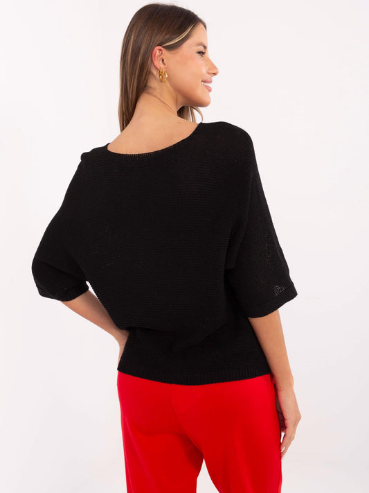 Czarny sweter oversize o kroju nietoperza