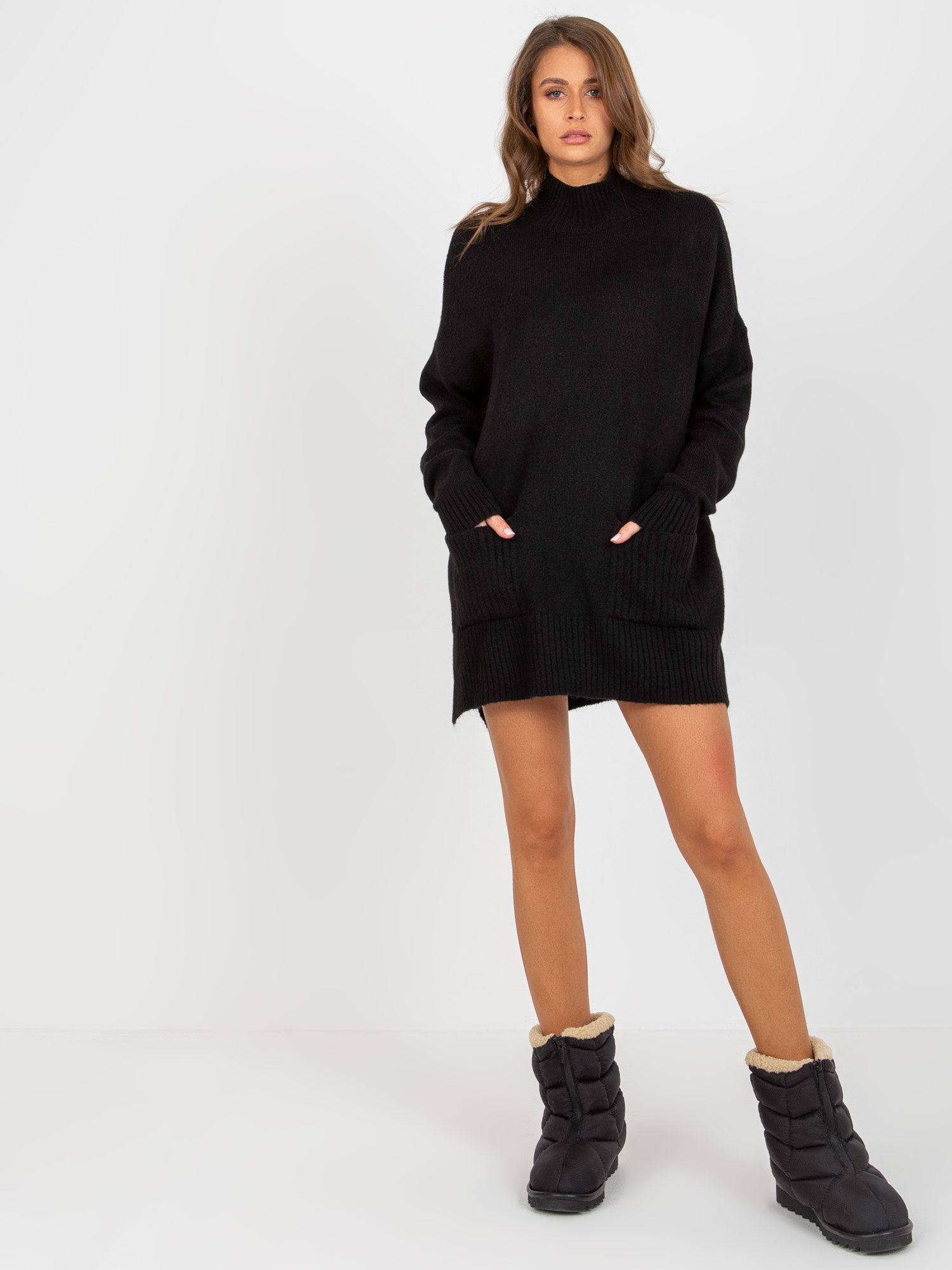 Czarny damski sweter oversize z półgolfem