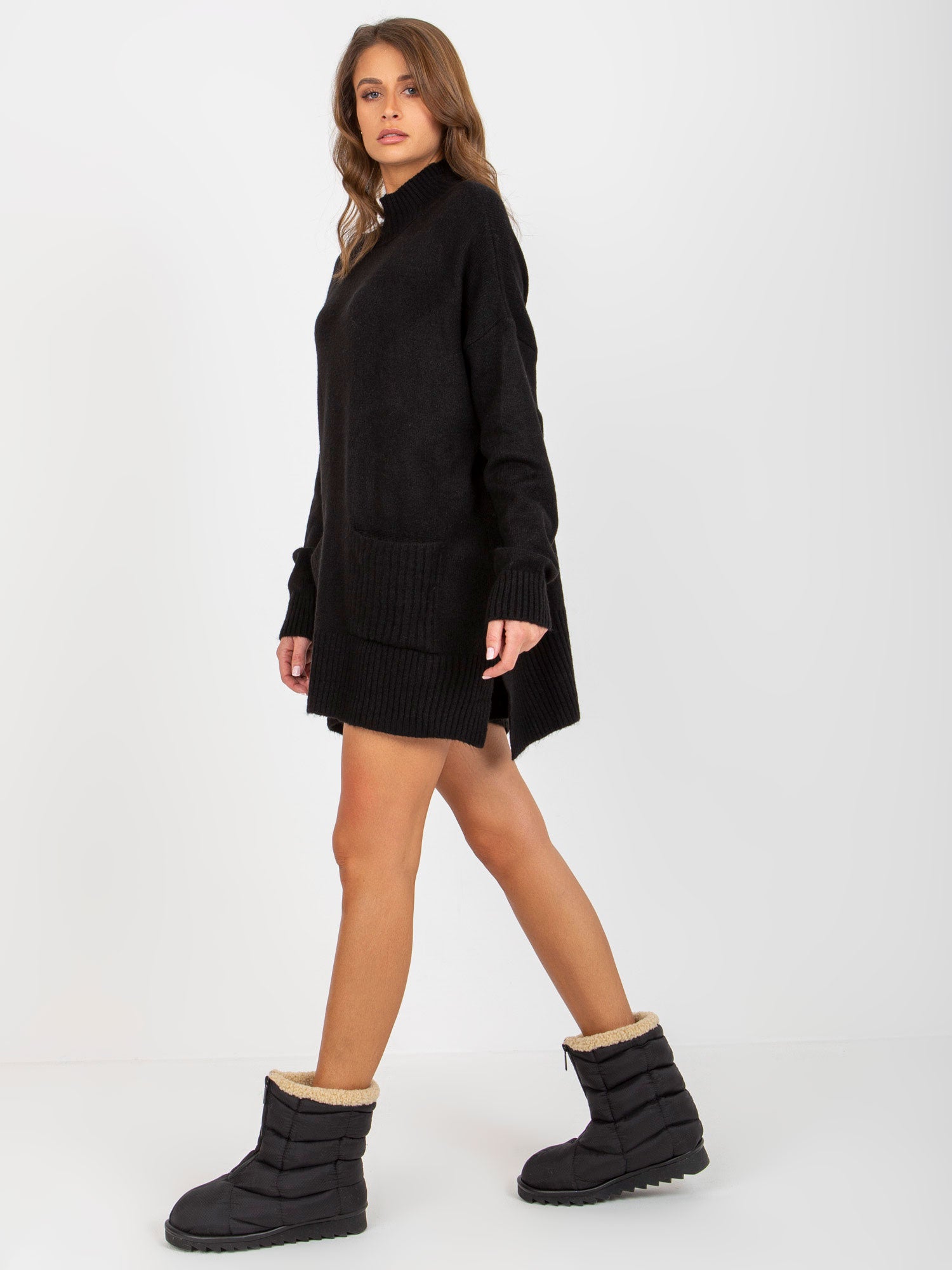 Czarny damski sweter oversize z półgolfem