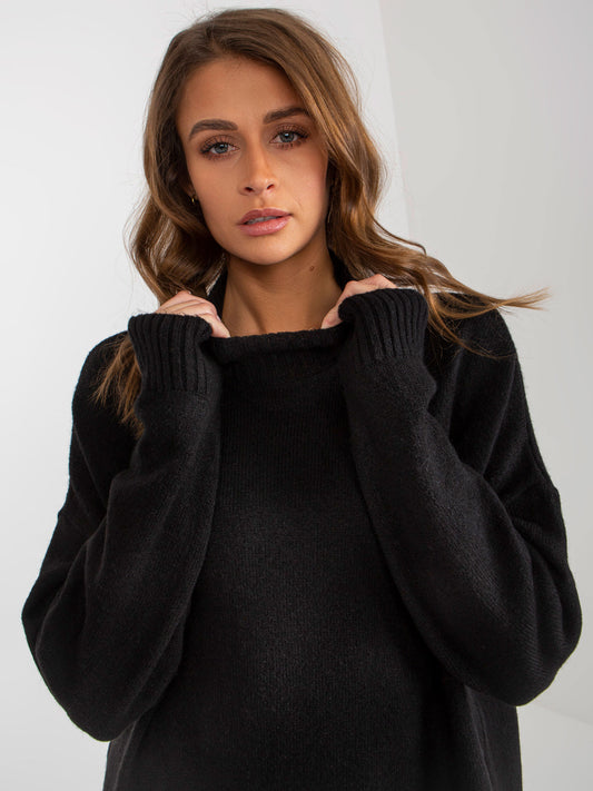 Czarny damski sweter oversize z półgolfem
