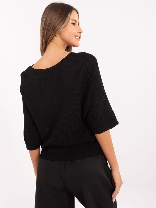 Czarny damski sweter oversize o kroju nietoperza