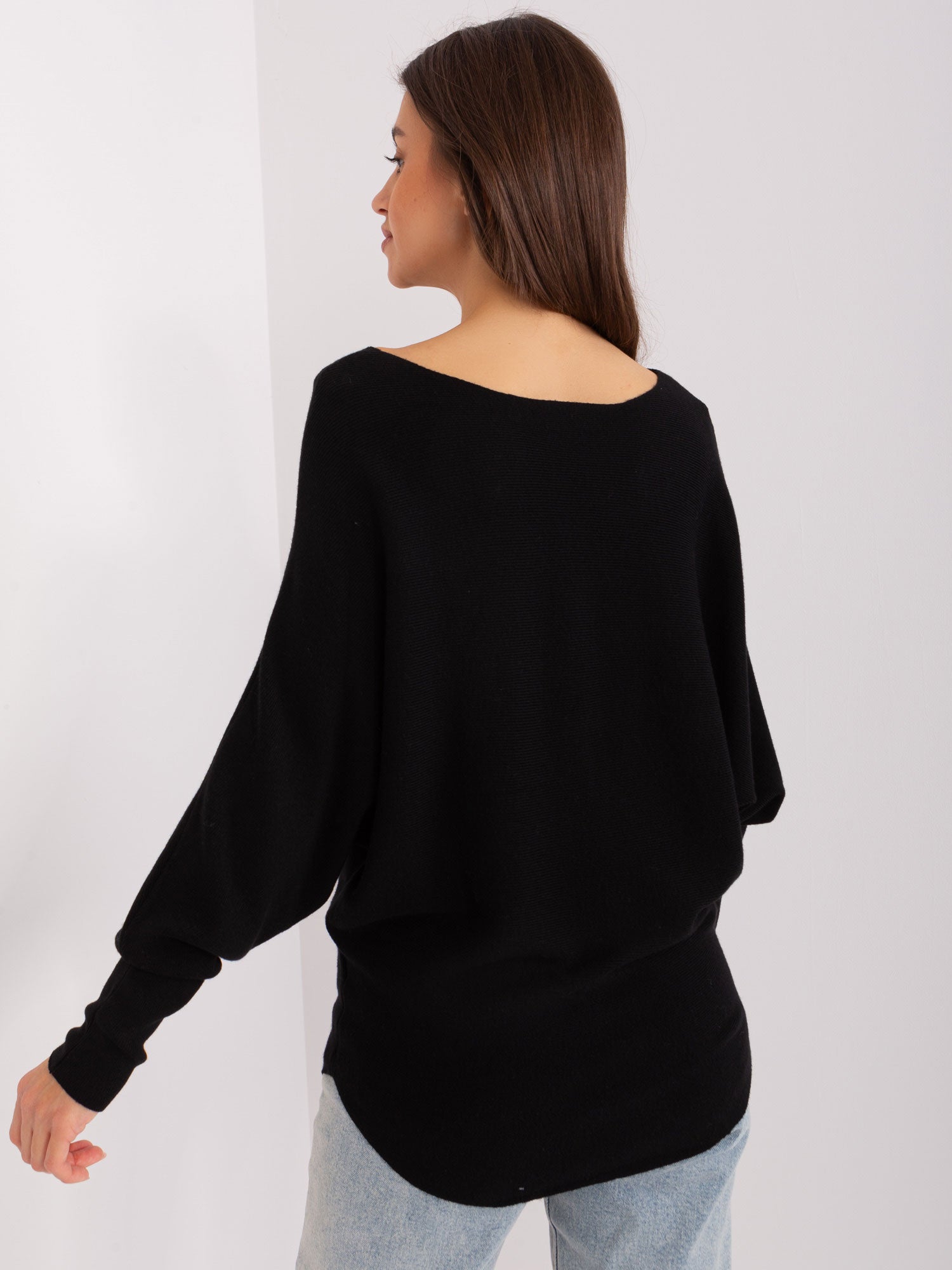 Czarny damski sweter oversize o kroju nietoperza