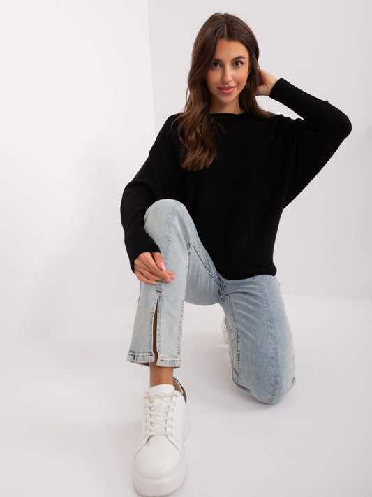 Czarny damski sweter oversize o kroju nietoperza