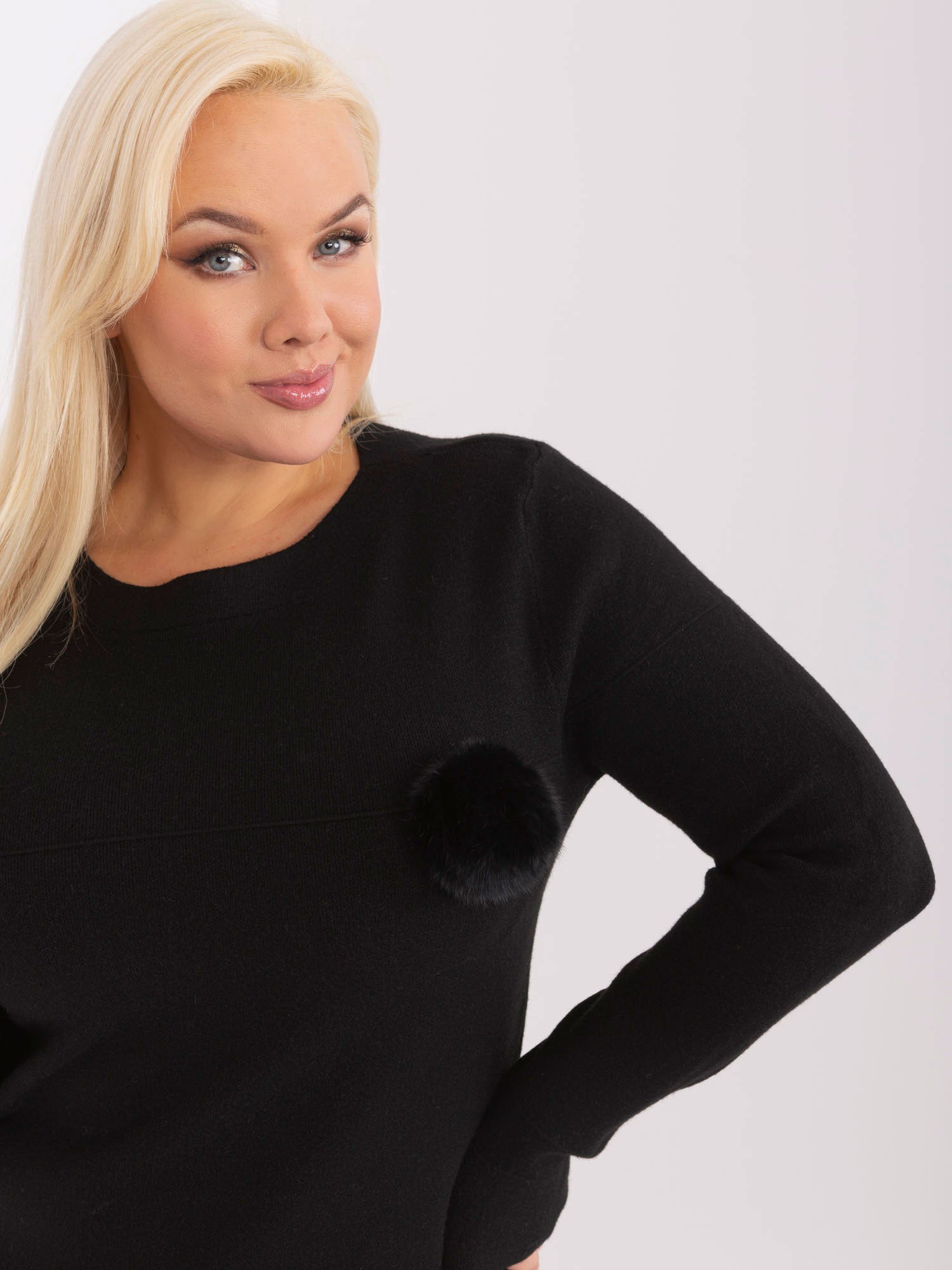 Czarny dzianinowy sweter plus size z wiskozą