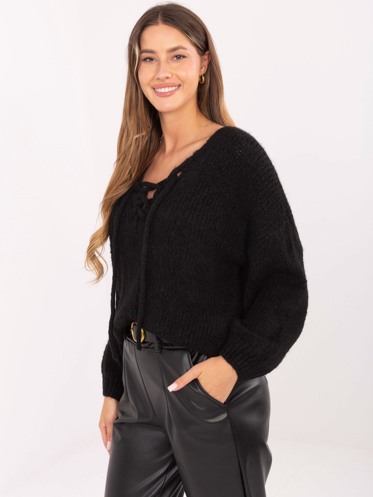 Czarny damski sweter oversize z domieszką wełny
