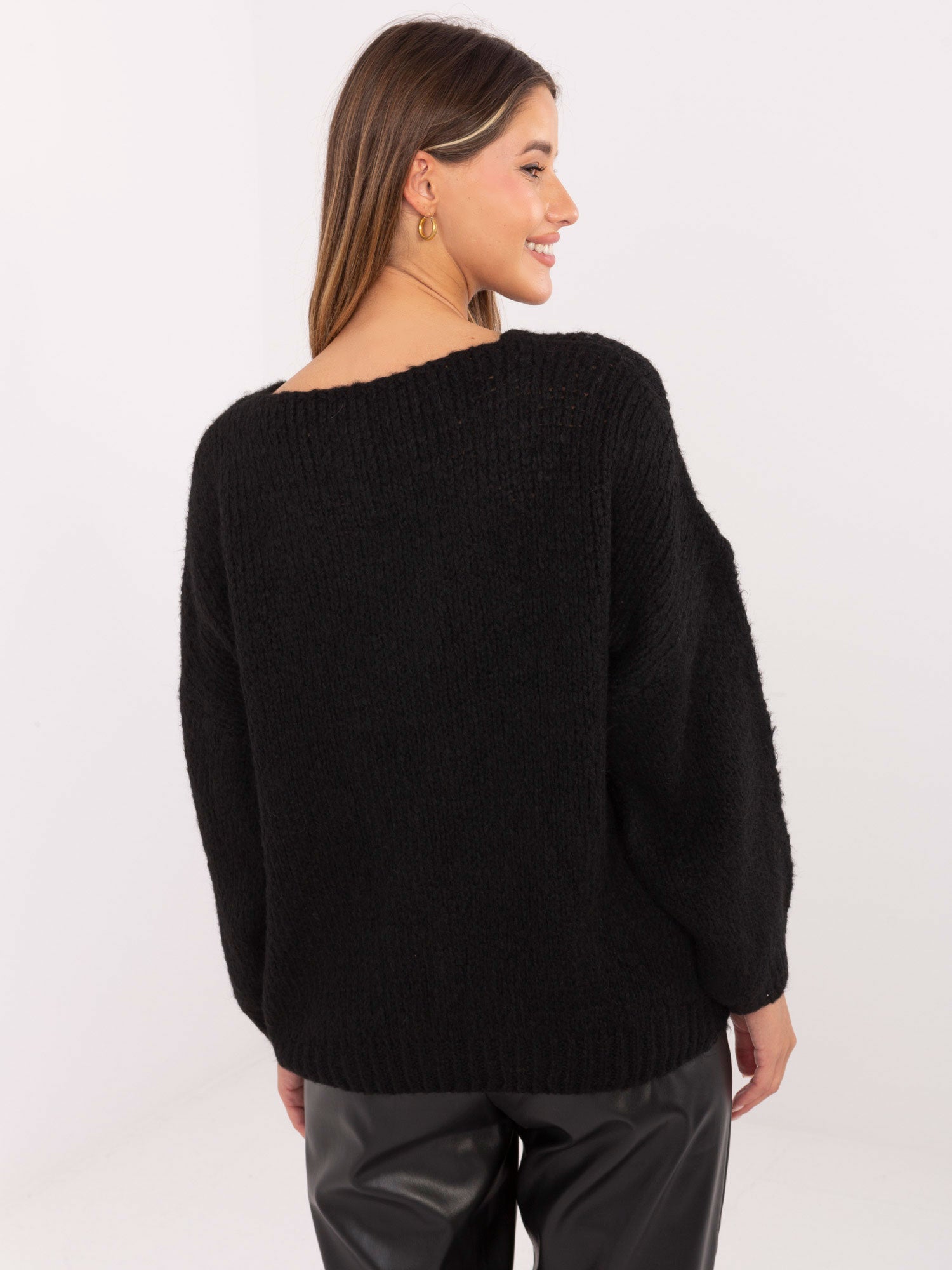 Czarny damski sweter oversize z domieszką wełny