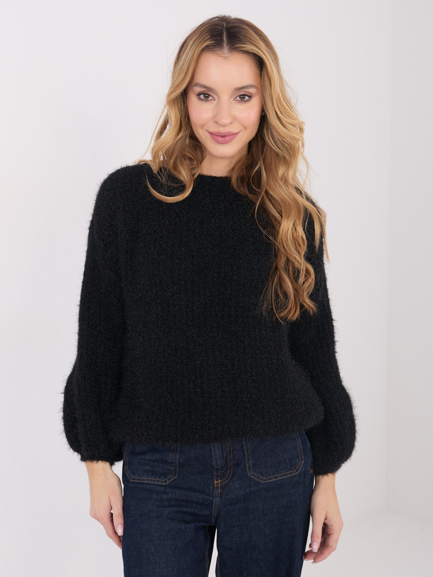 Czarny sweter oversize z domieszką wełny