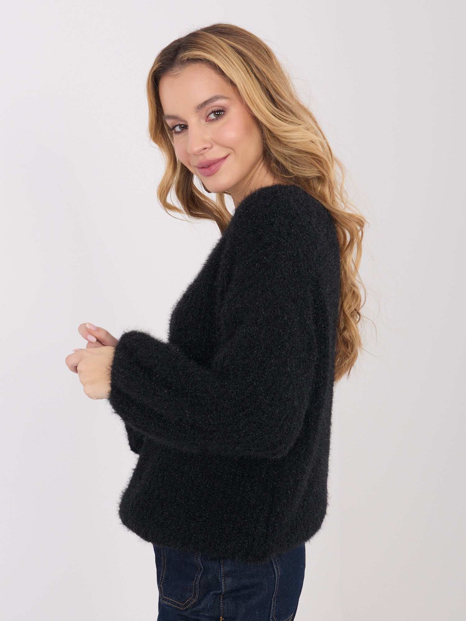Czarny sweter oversize z domieszką wełny