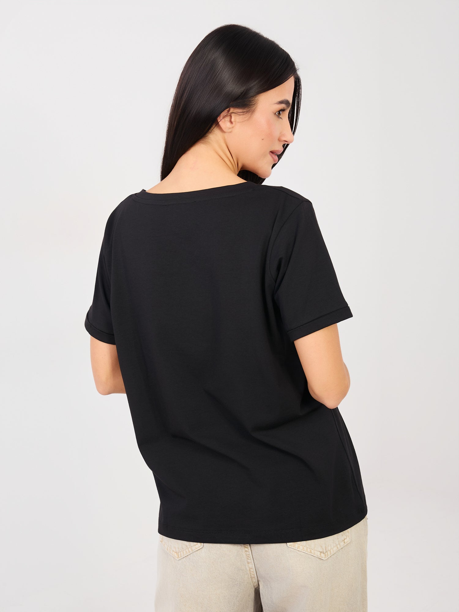 RUE PARIS Czarny t-shirt basic z dekoltem V