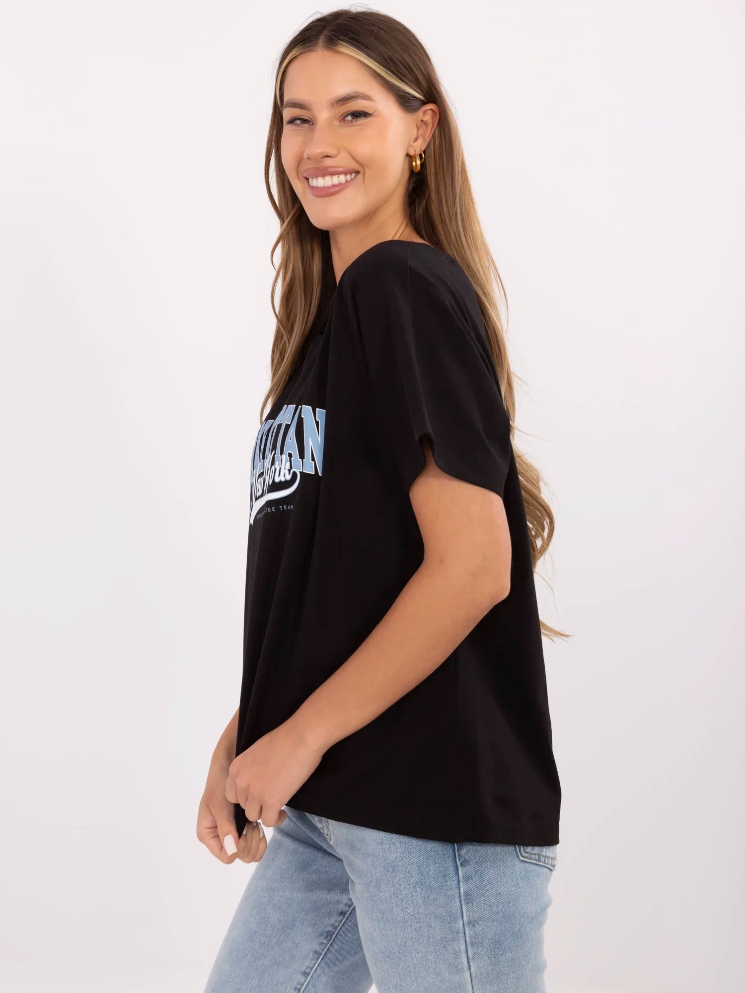 Czarny damski t-shirt oversize z napisem