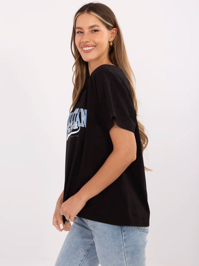 Czarny damski t-shirt oversize z napisem