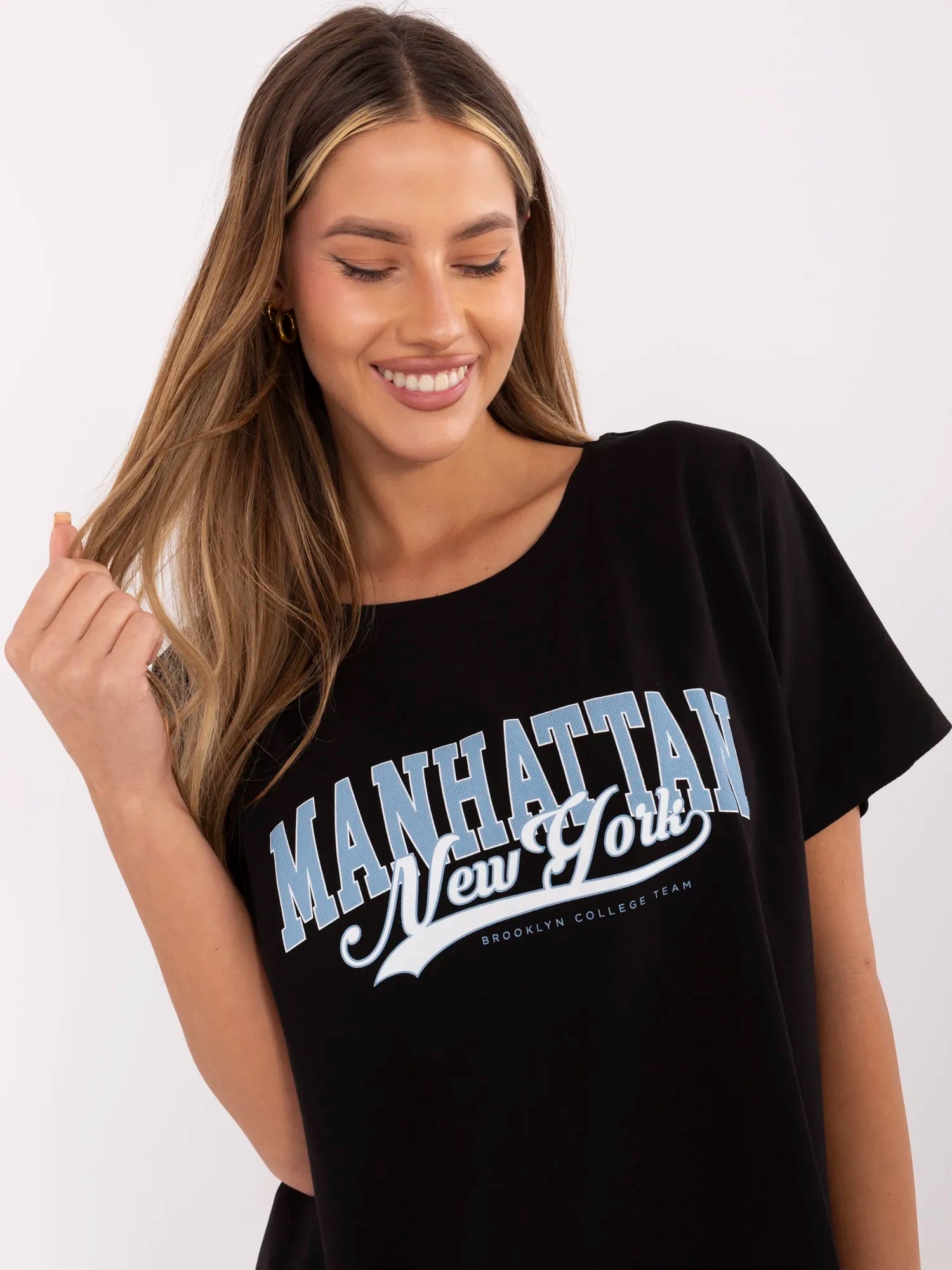 Czarny damski t-shirt oversize z napisem