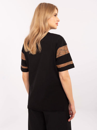 Czarny t-shirt z nadrukiem w paski i aplikacjami