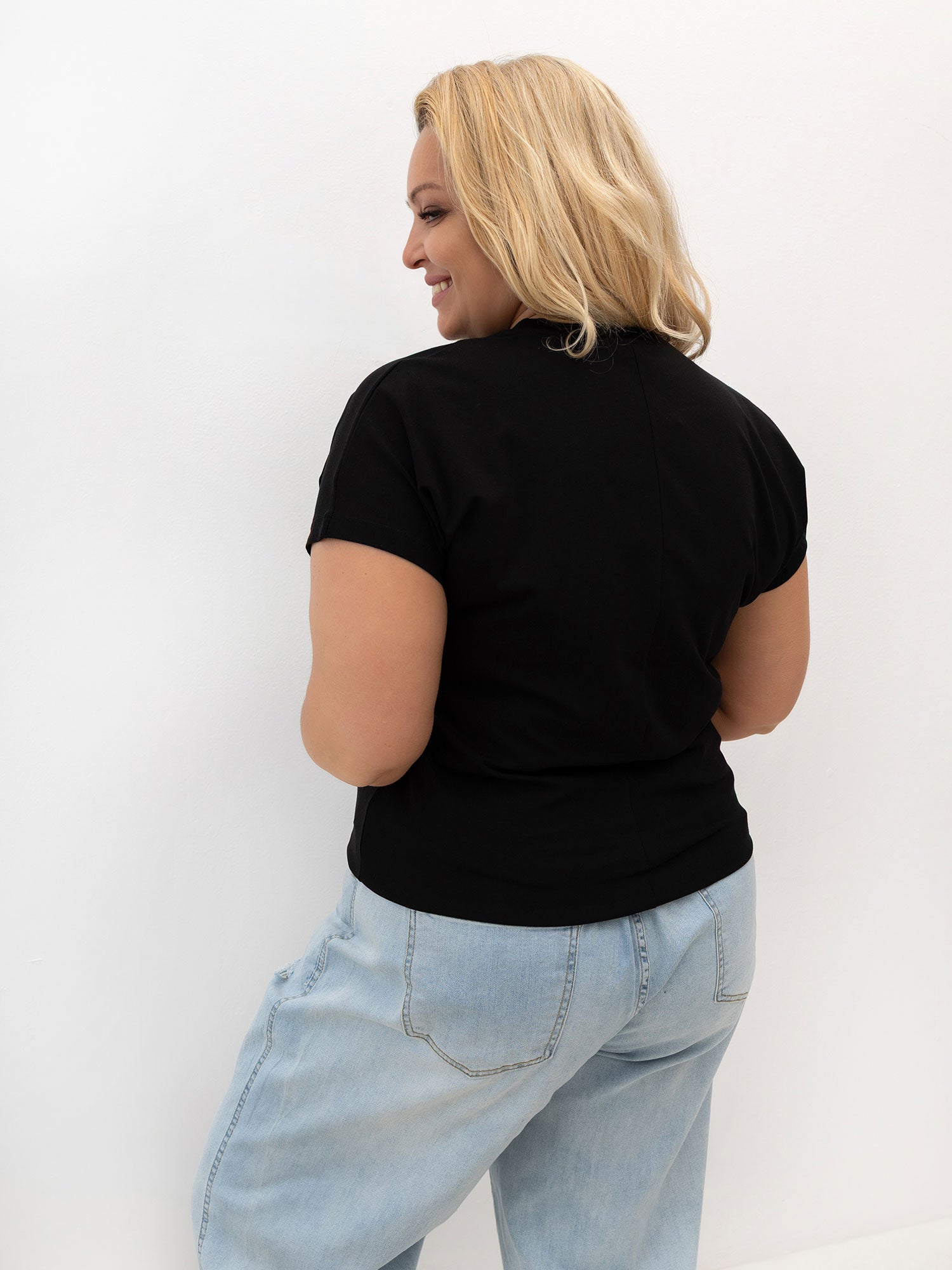 Czarny damski t-shirt plus size z okrągłym dekoltem