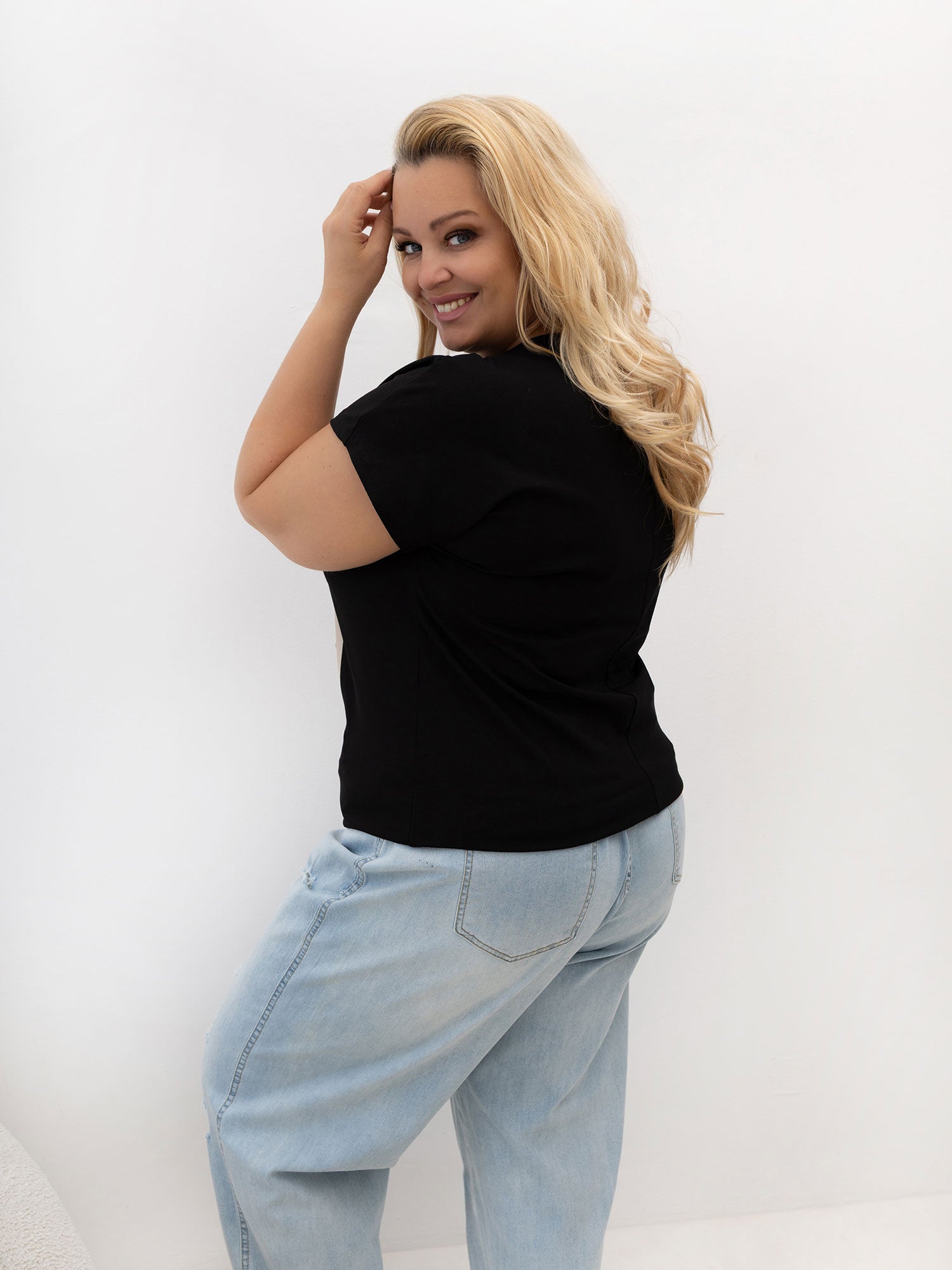 Czarny damski t-shirt plus size z dekoltem V