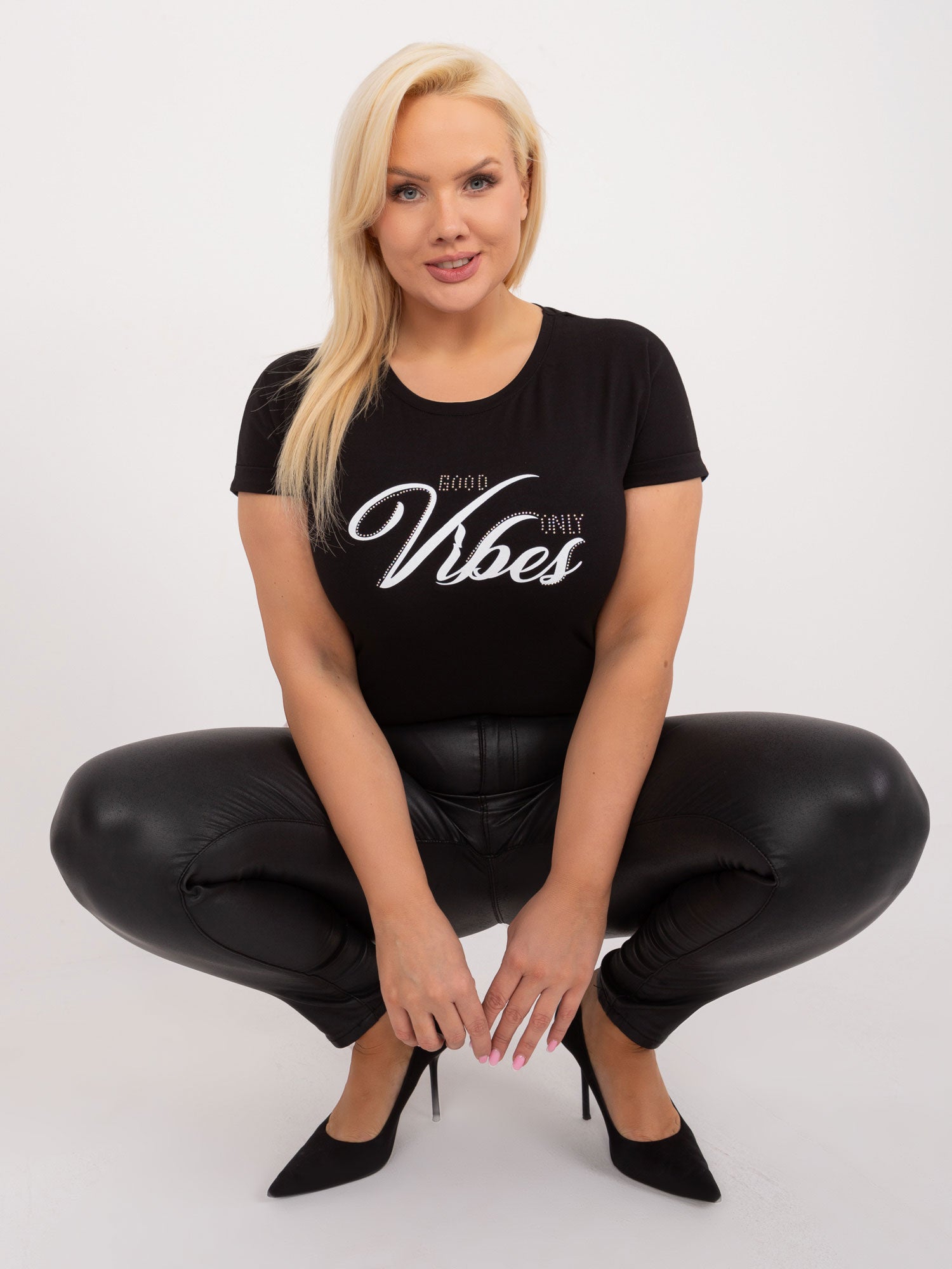 Czarny t-shirt plus size z okrągłym dekoltem