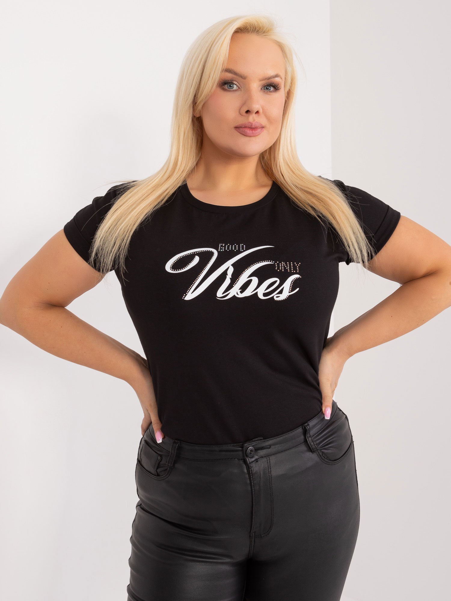 Czarny t-shirt plus size z okrągłym dekoltem