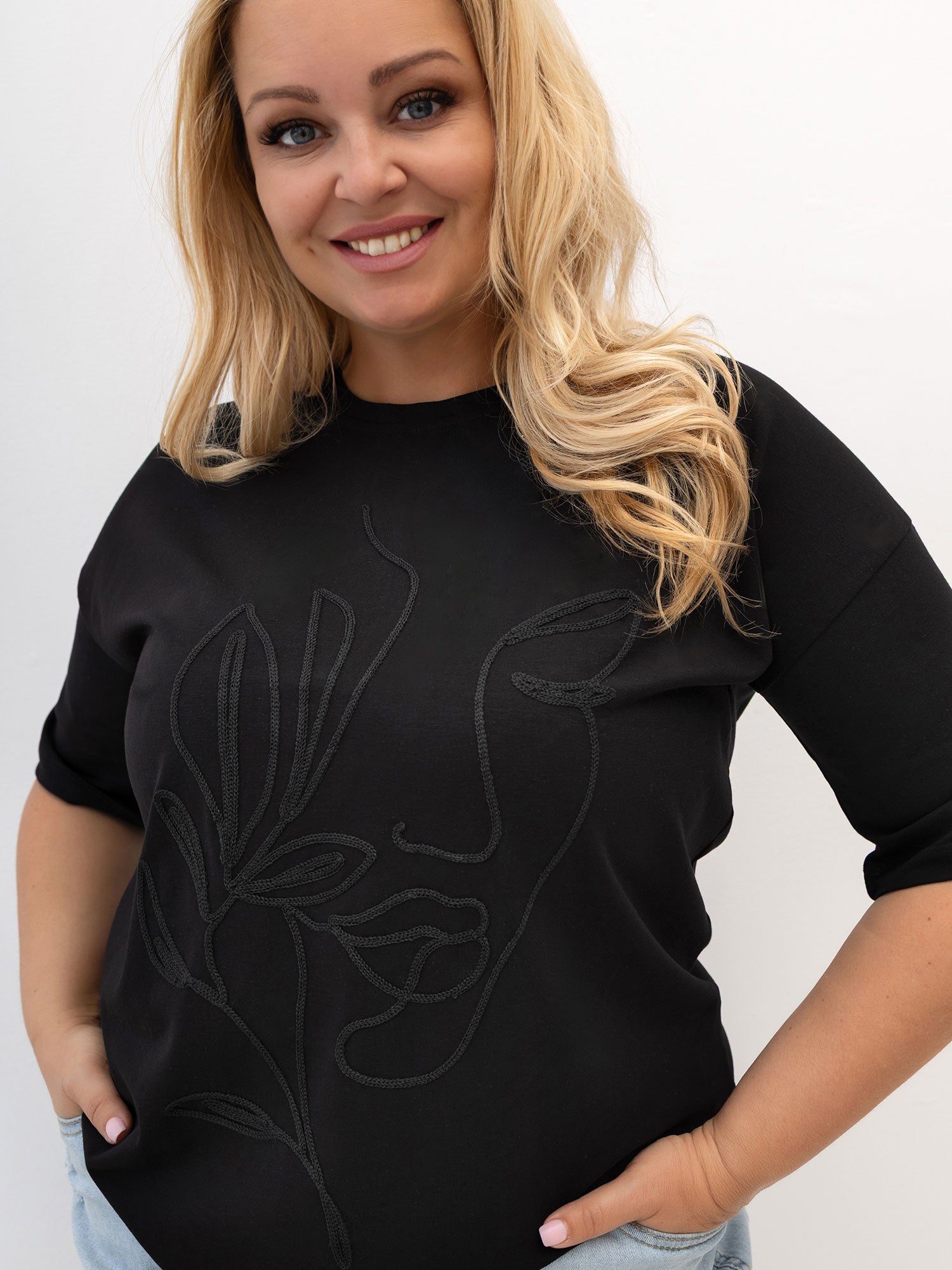 Czarny t-shirt plus size z abstrakcyjnym wzorem