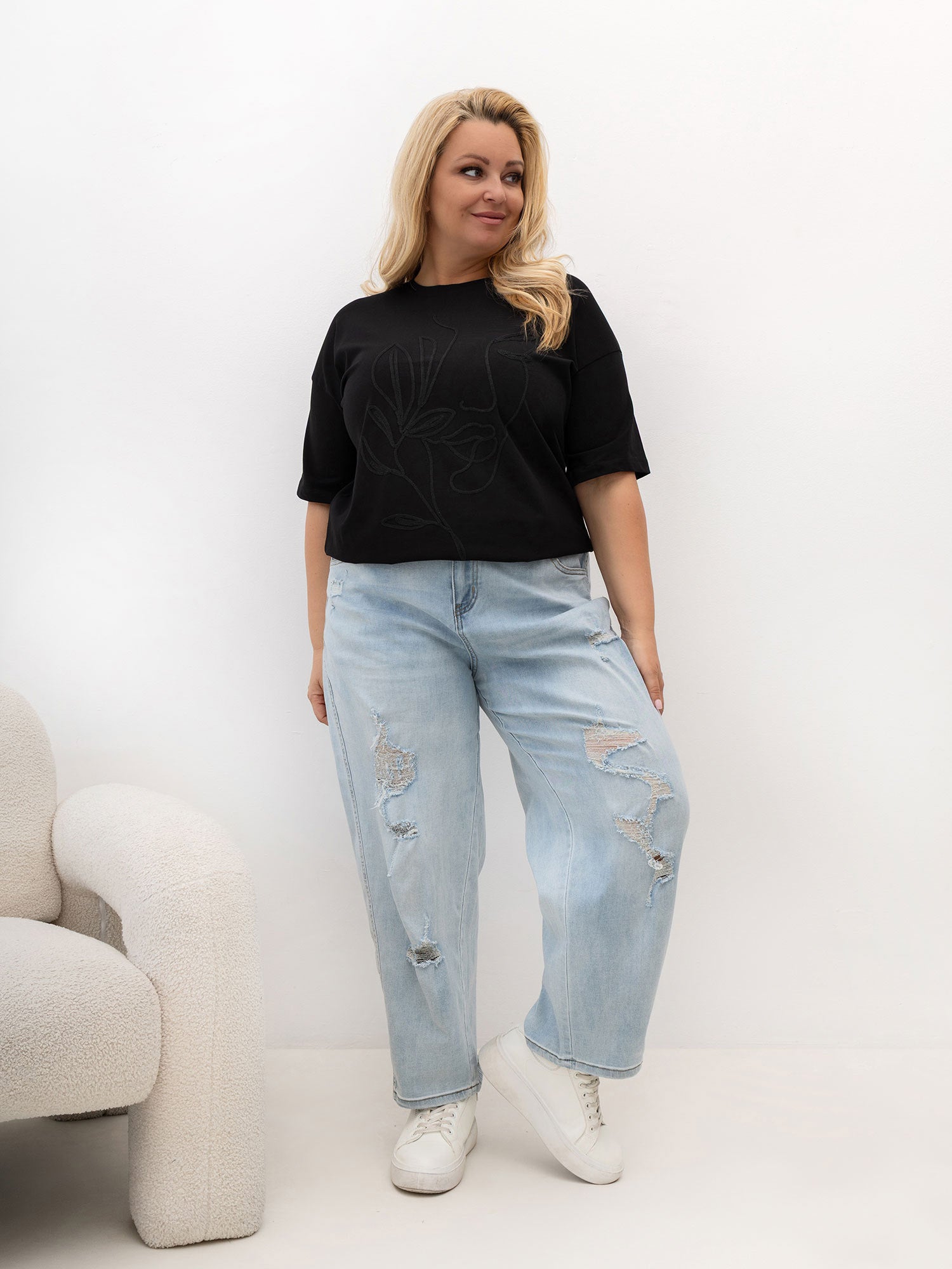 Czarny t-shirt plus size z abstrakcyjnym wzorem