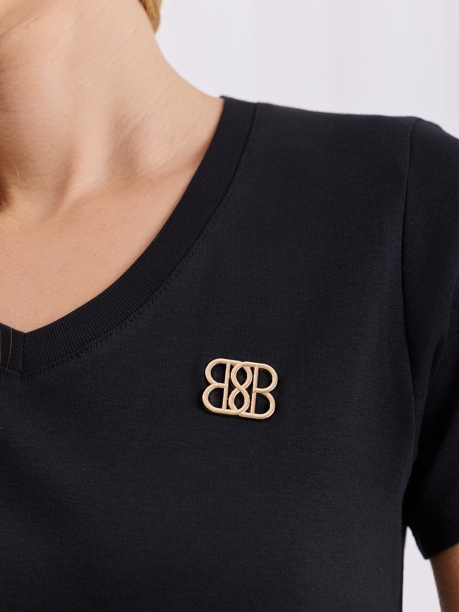 Czarny bawełniany t-shirt z aplikacją