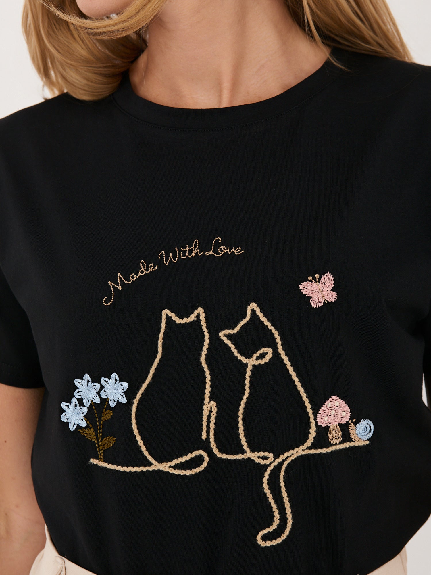 Czarny damski t-shirt z okrągłym dekoltem