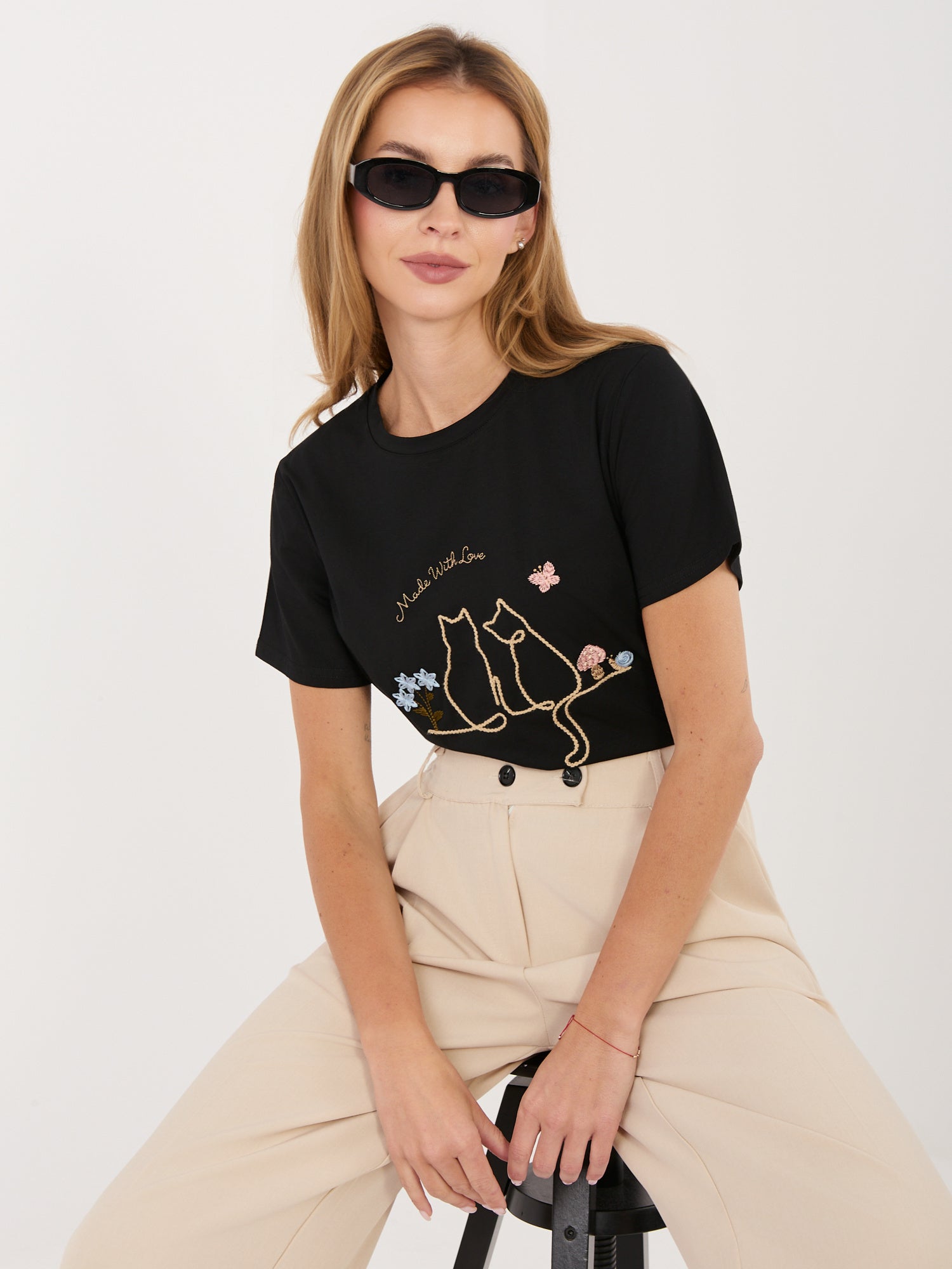 Czarny damski t-shirt z okrągłym dekoltem