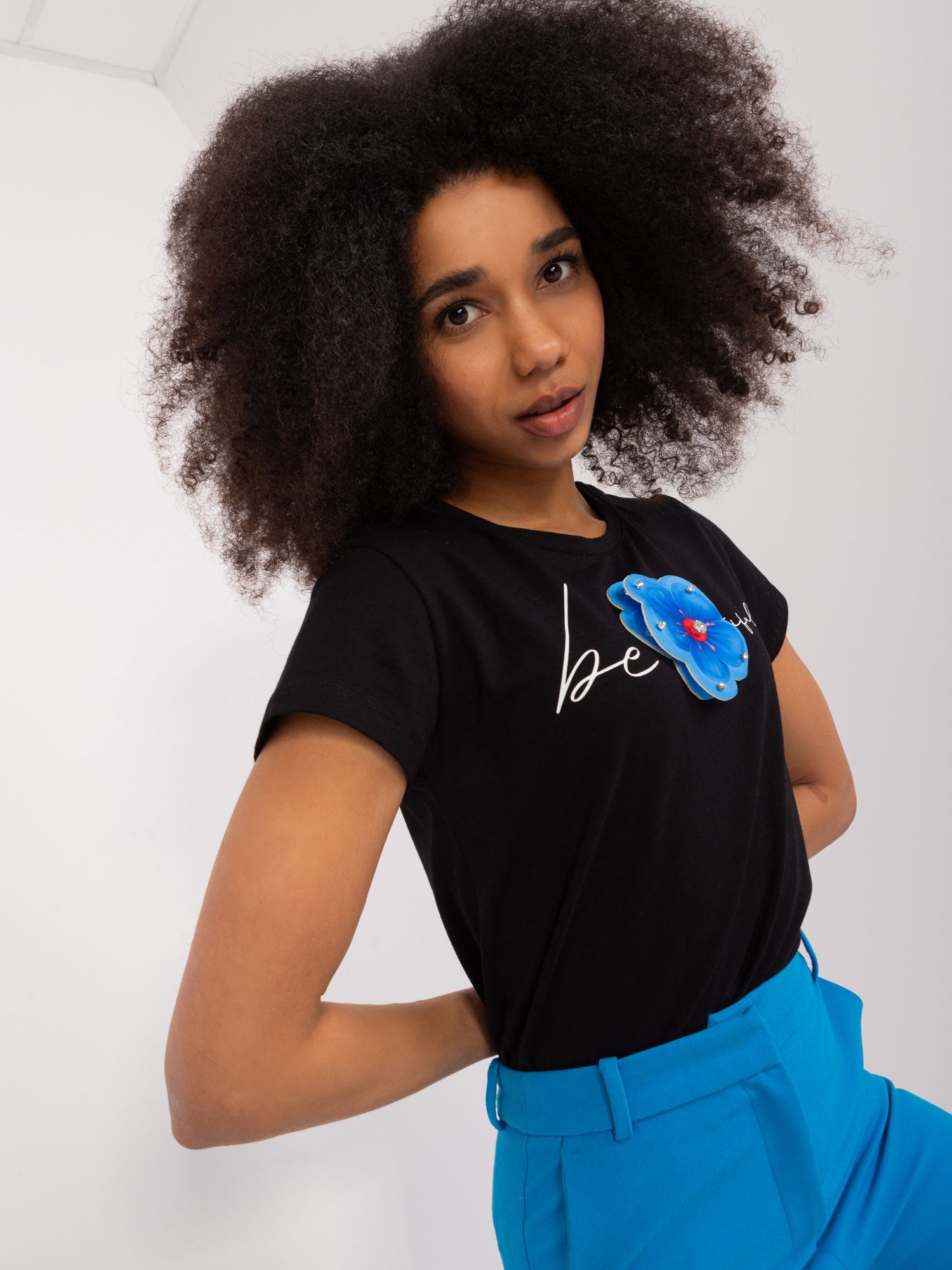 BASIC FEEL GOOD Czarny t-shirt z aplikacją 3D