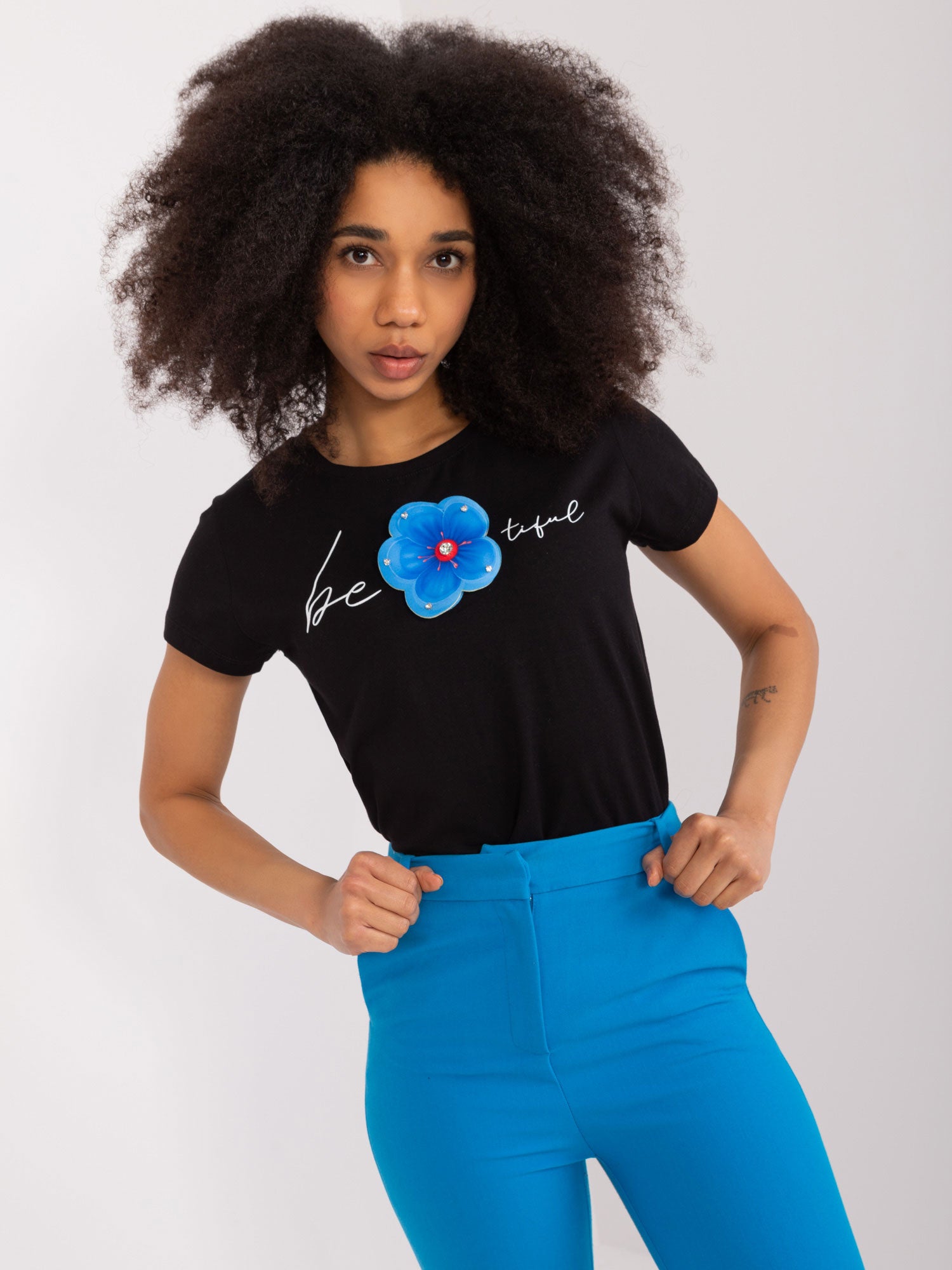 BASIC FEEL GOOD Czarny t-shirt z aplikacją 3D