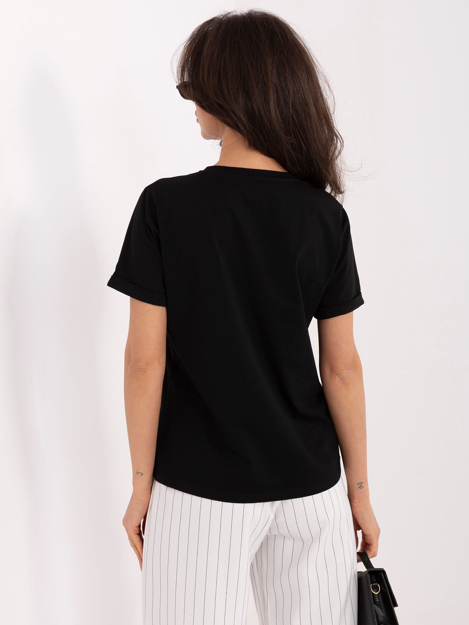 Czarny bawełniany t-shirt z haftem
