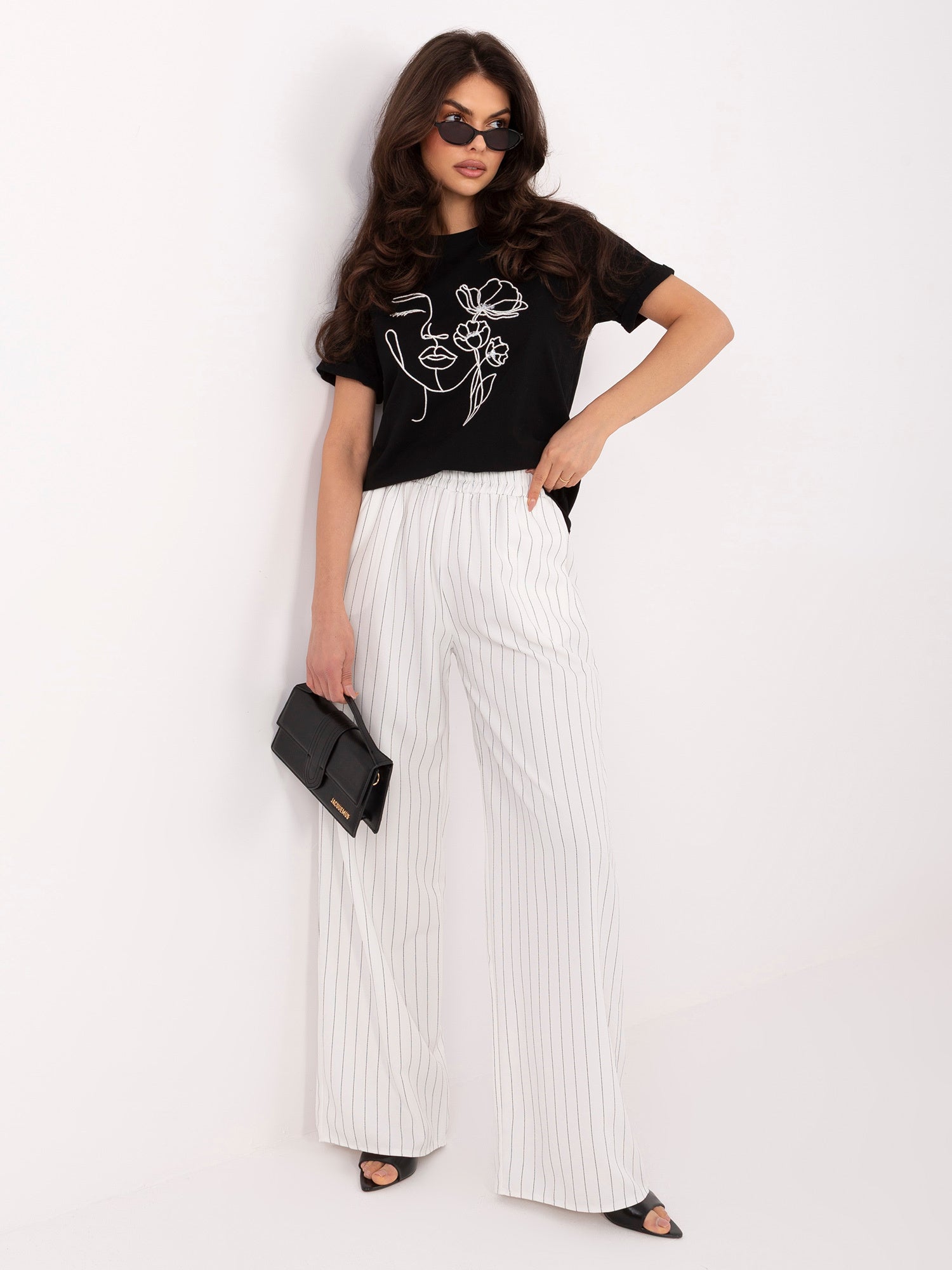 Czarny bawełniany t-shirt z haftem