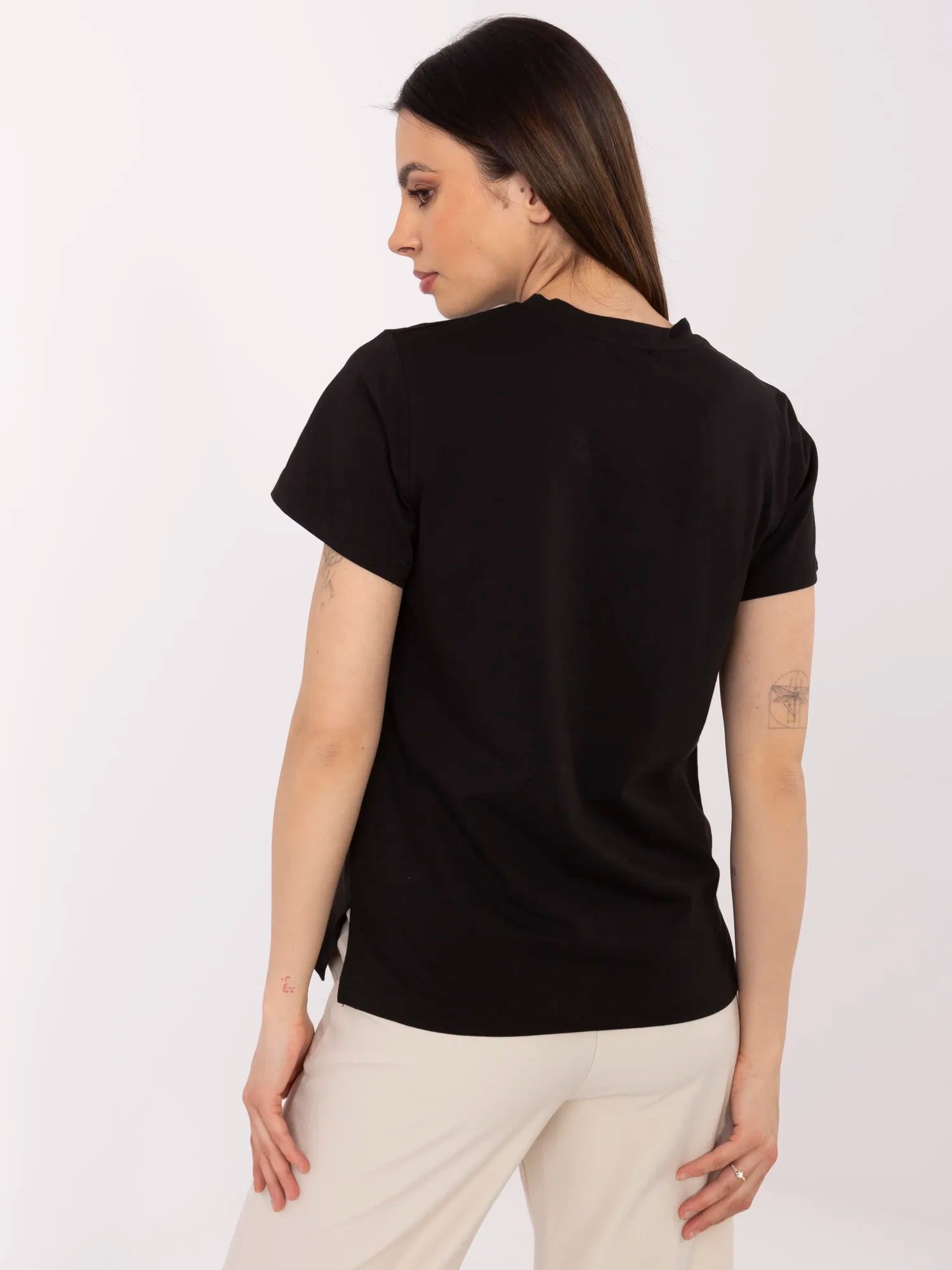 Czarny damski t-shirt z aplikacją