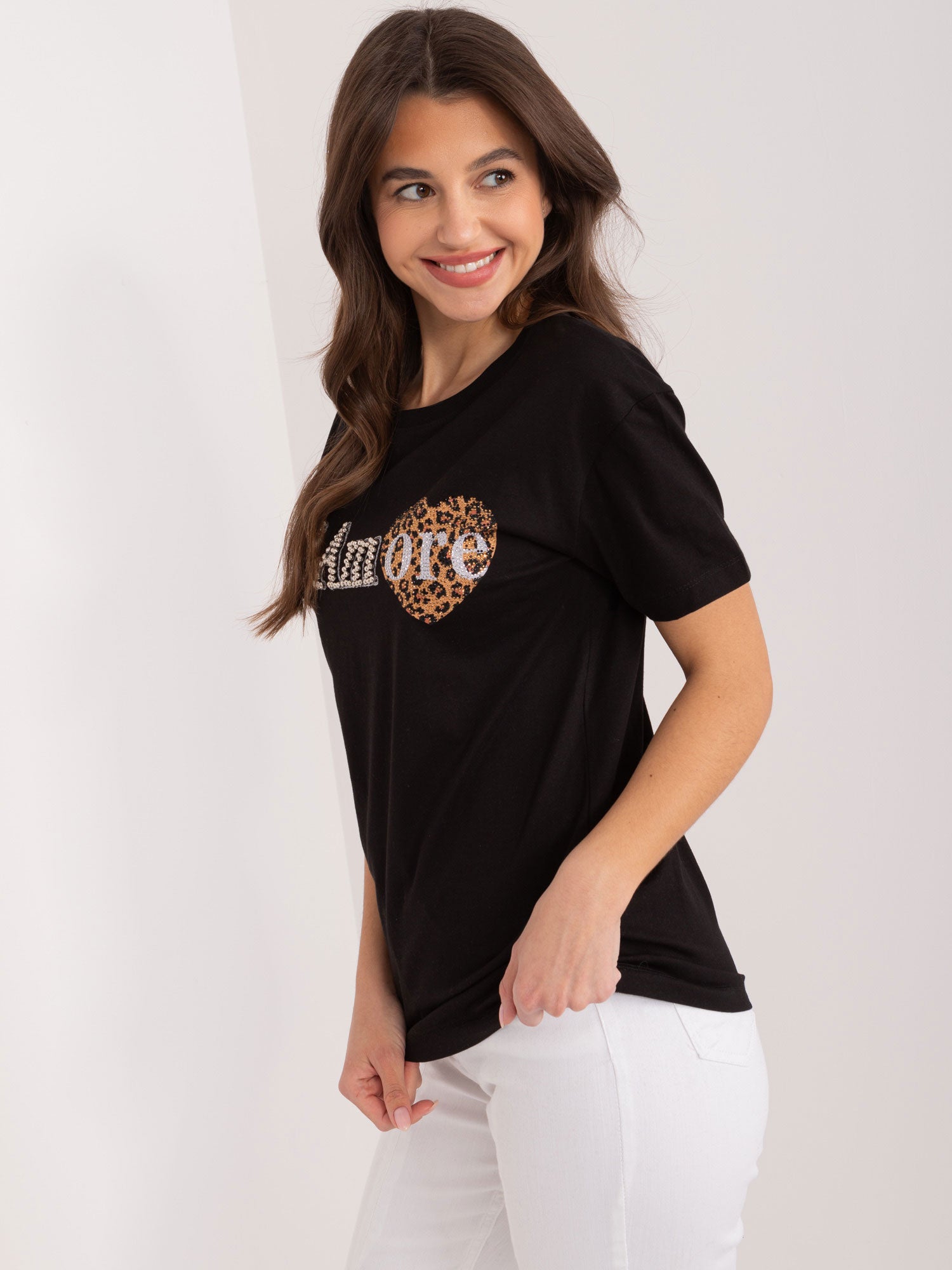 Czarny bawełniany t-shirt z aplikacjami