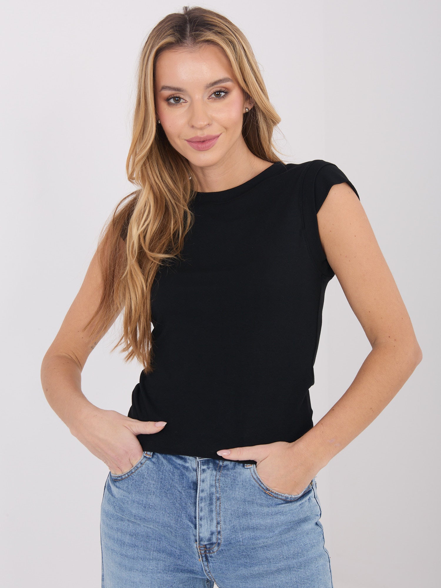 Czarny damski top basic bez rękawów