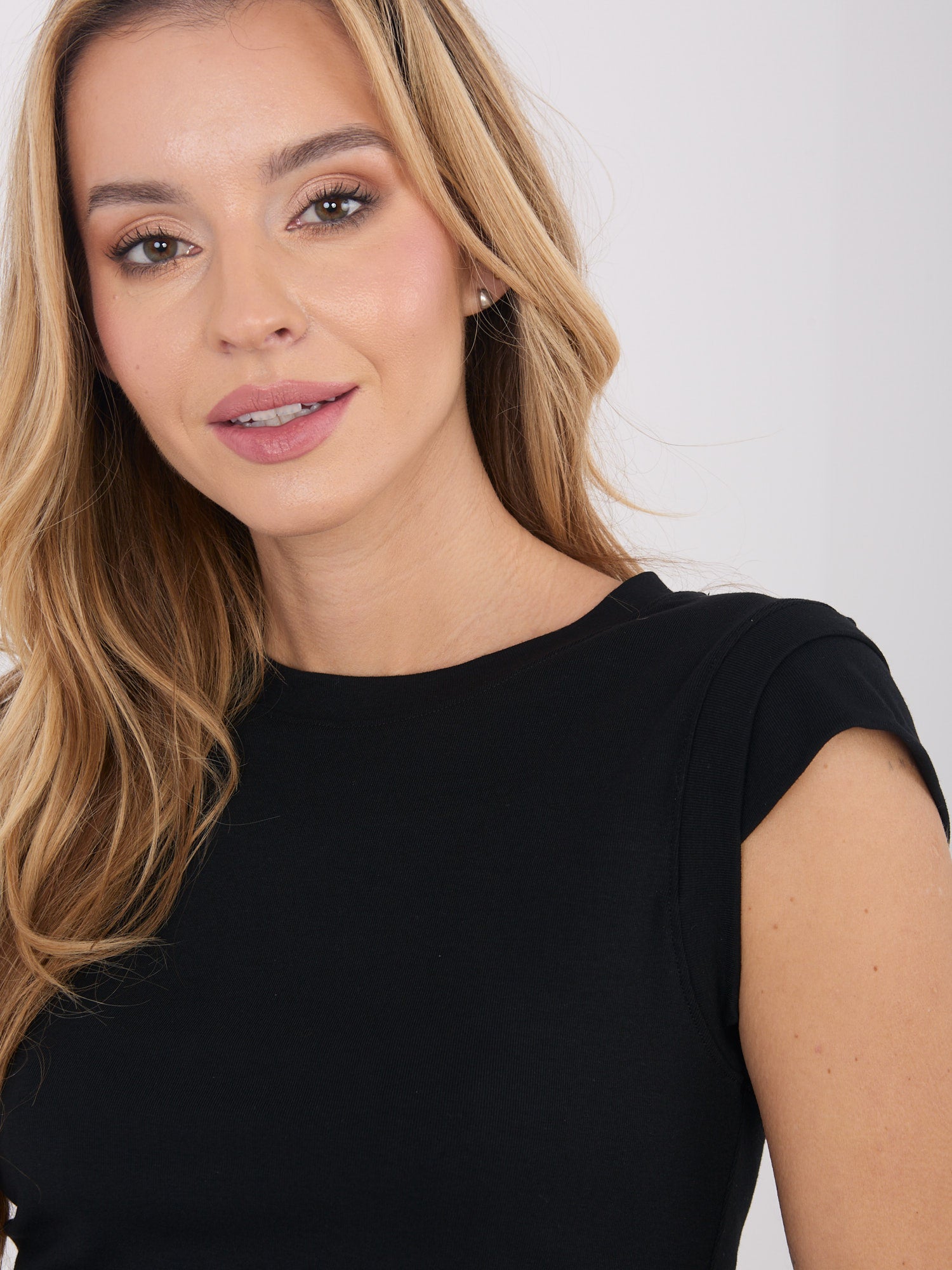 Czarny damski top basic bez rękawów