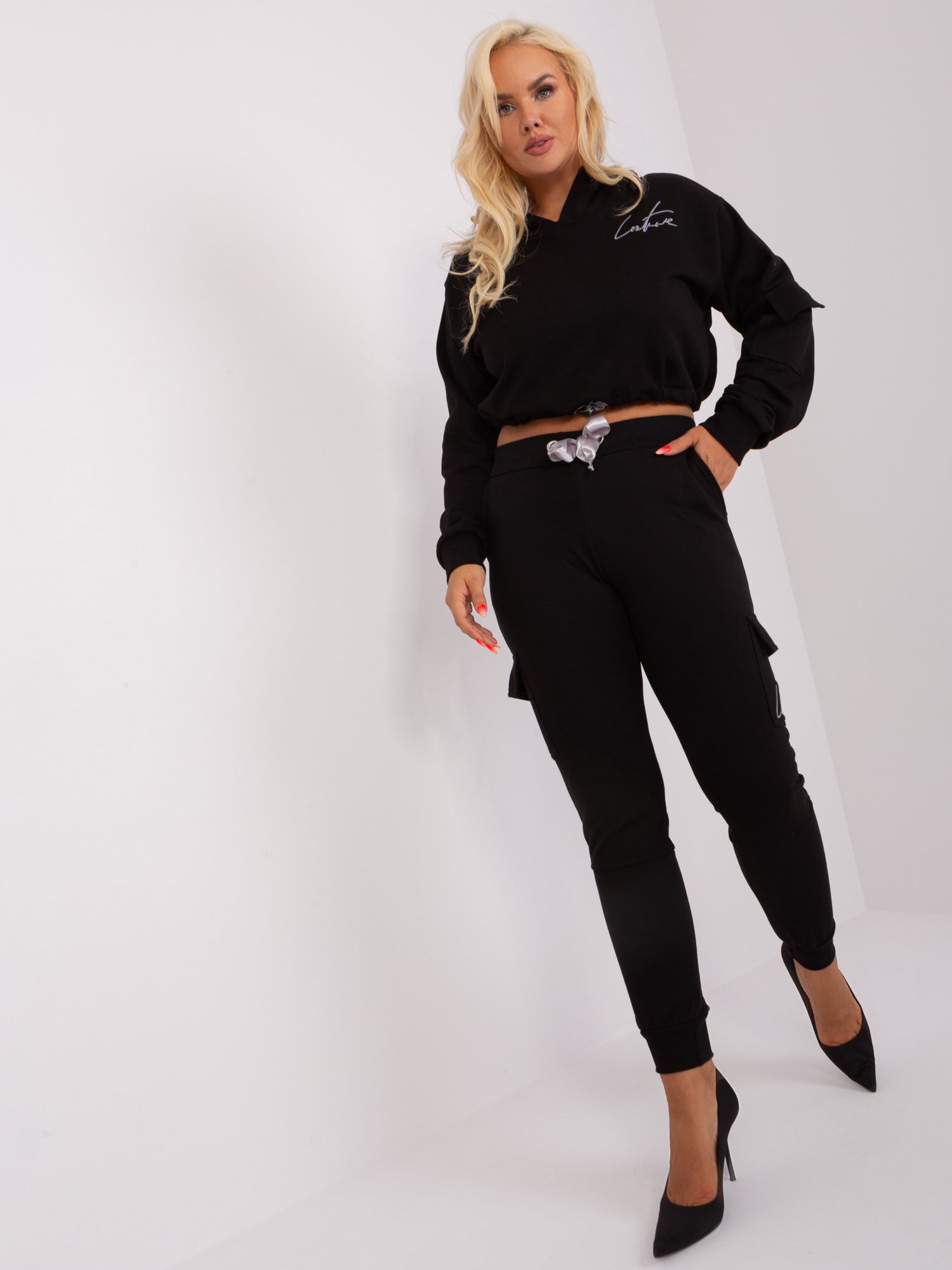Czarny komplet plus size ze spodniami cargo