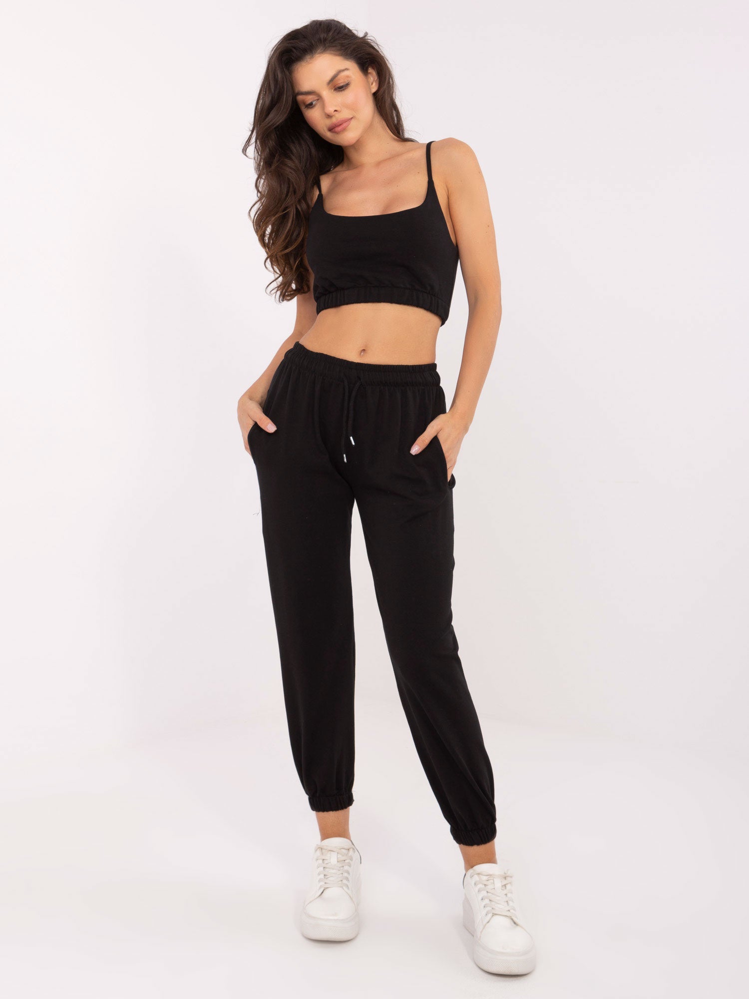Czarny dresowy komplet z crop topem