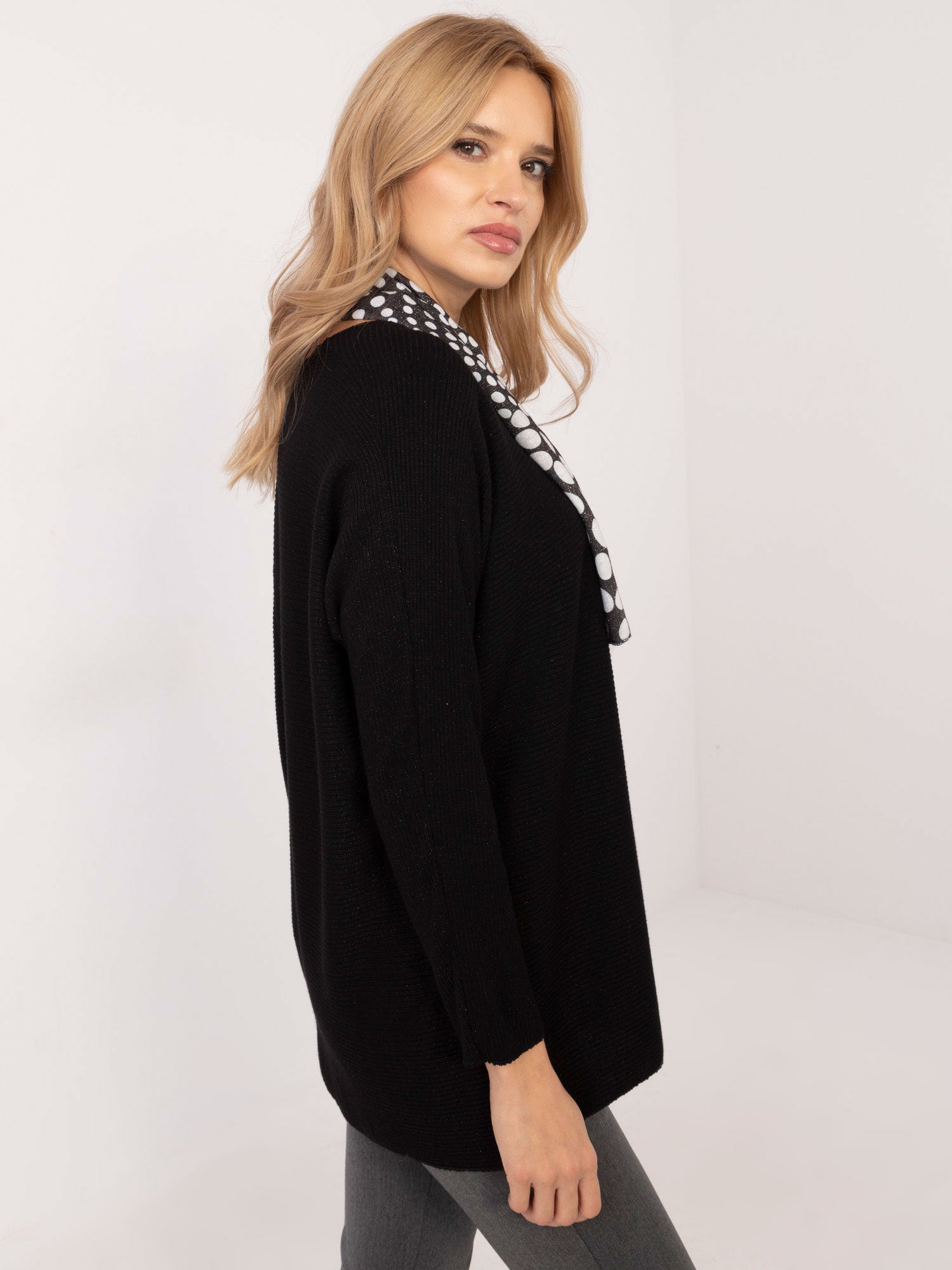 Czarny damski sweter oversize z błyszczącą nitką