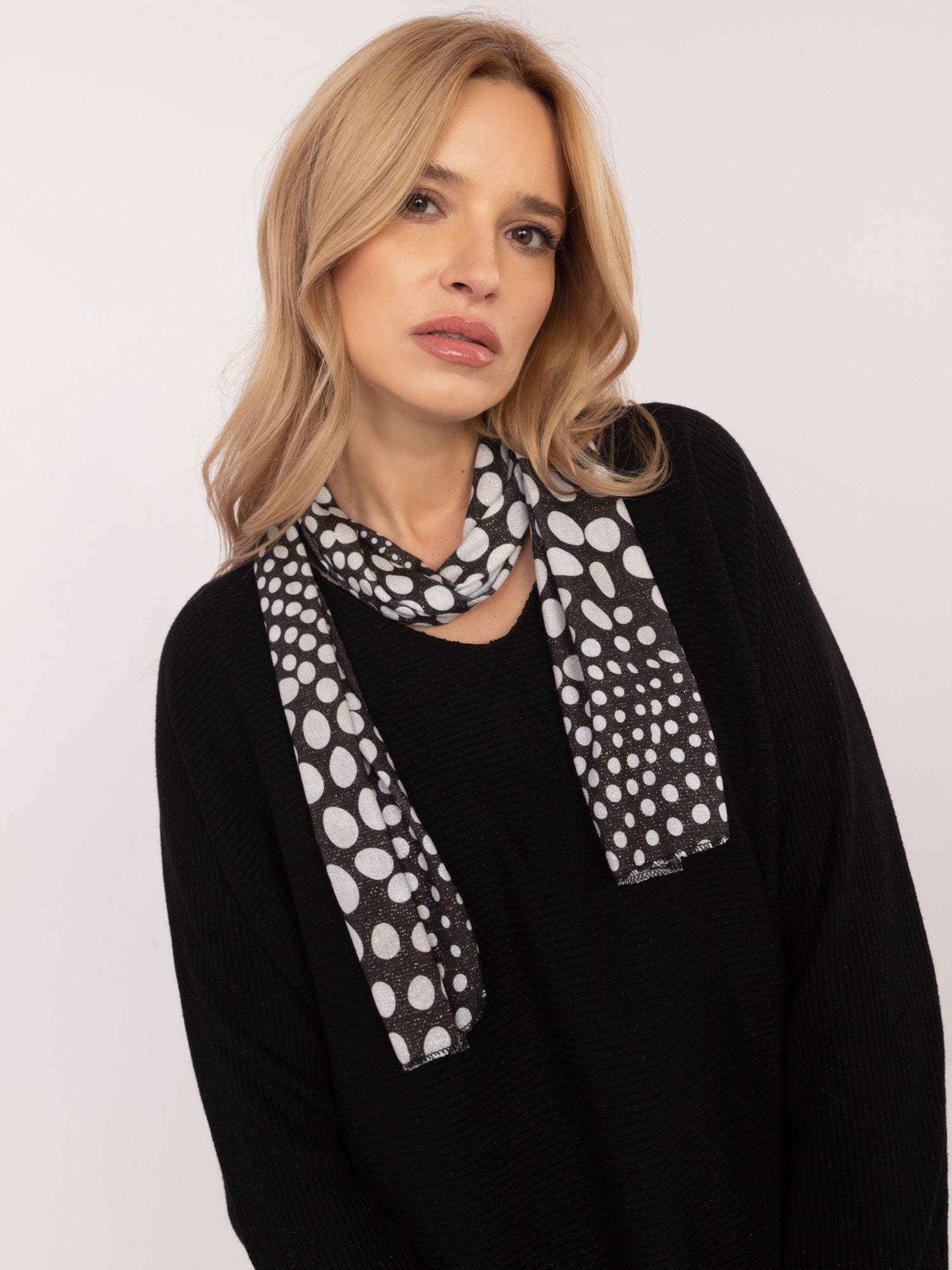 Czarny damski sweter oversize z błyszczącą nitką