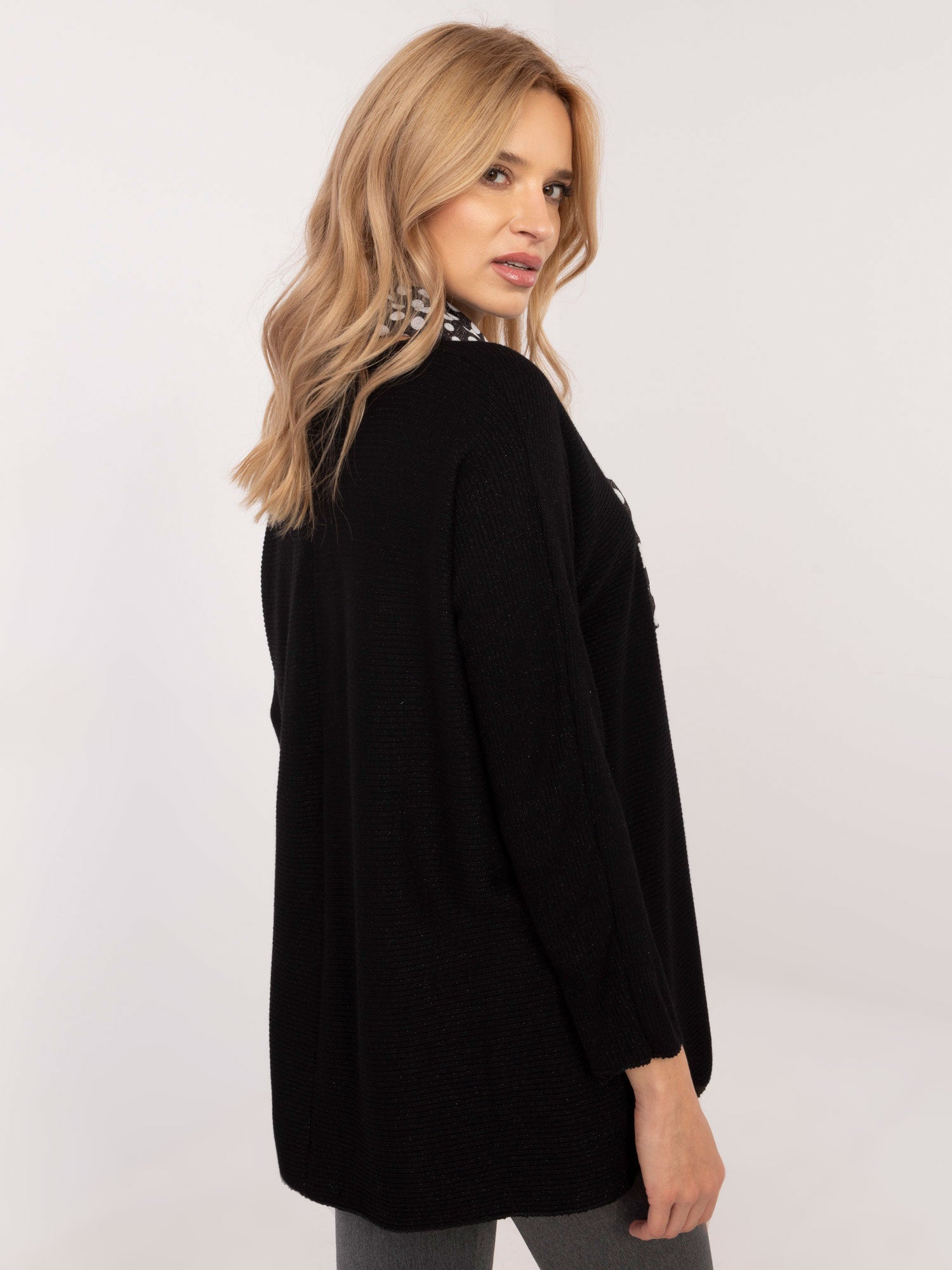 Czarny damski sweter oversize z błyszczącą nitką